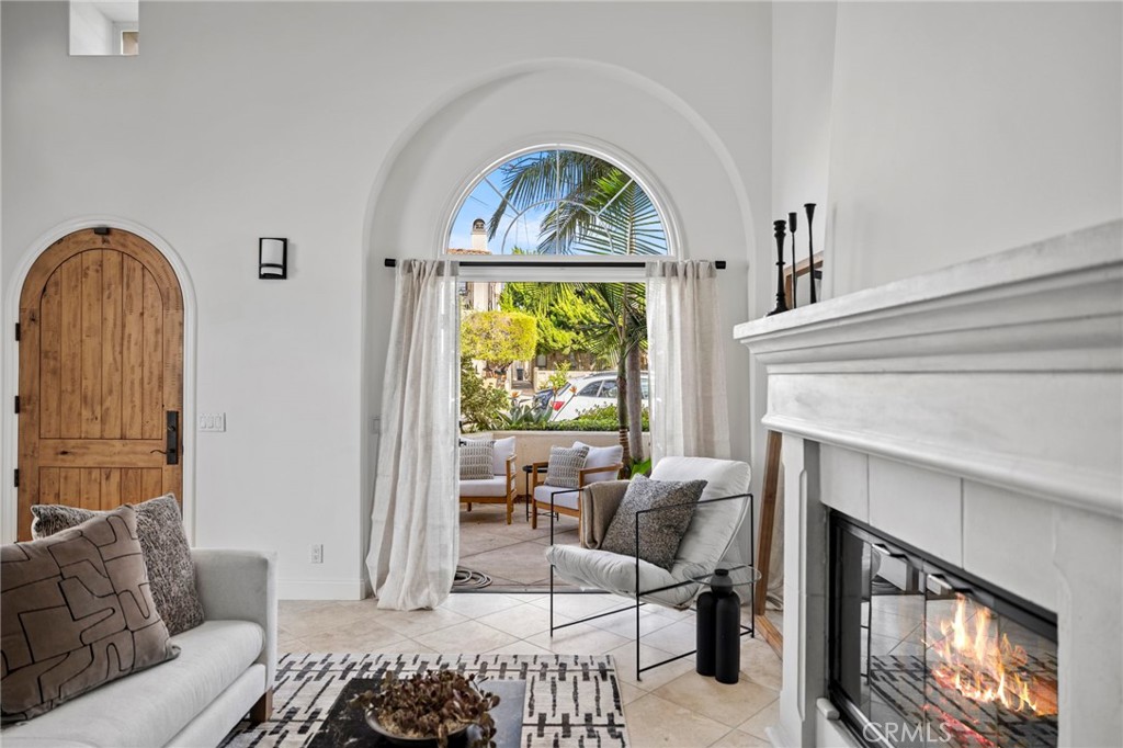 Newport Beach, California, 92663, United States, 3 Bedrooms Bedrooms, ,3 BathroomsBathrooms,Residential,For Sale,1992084