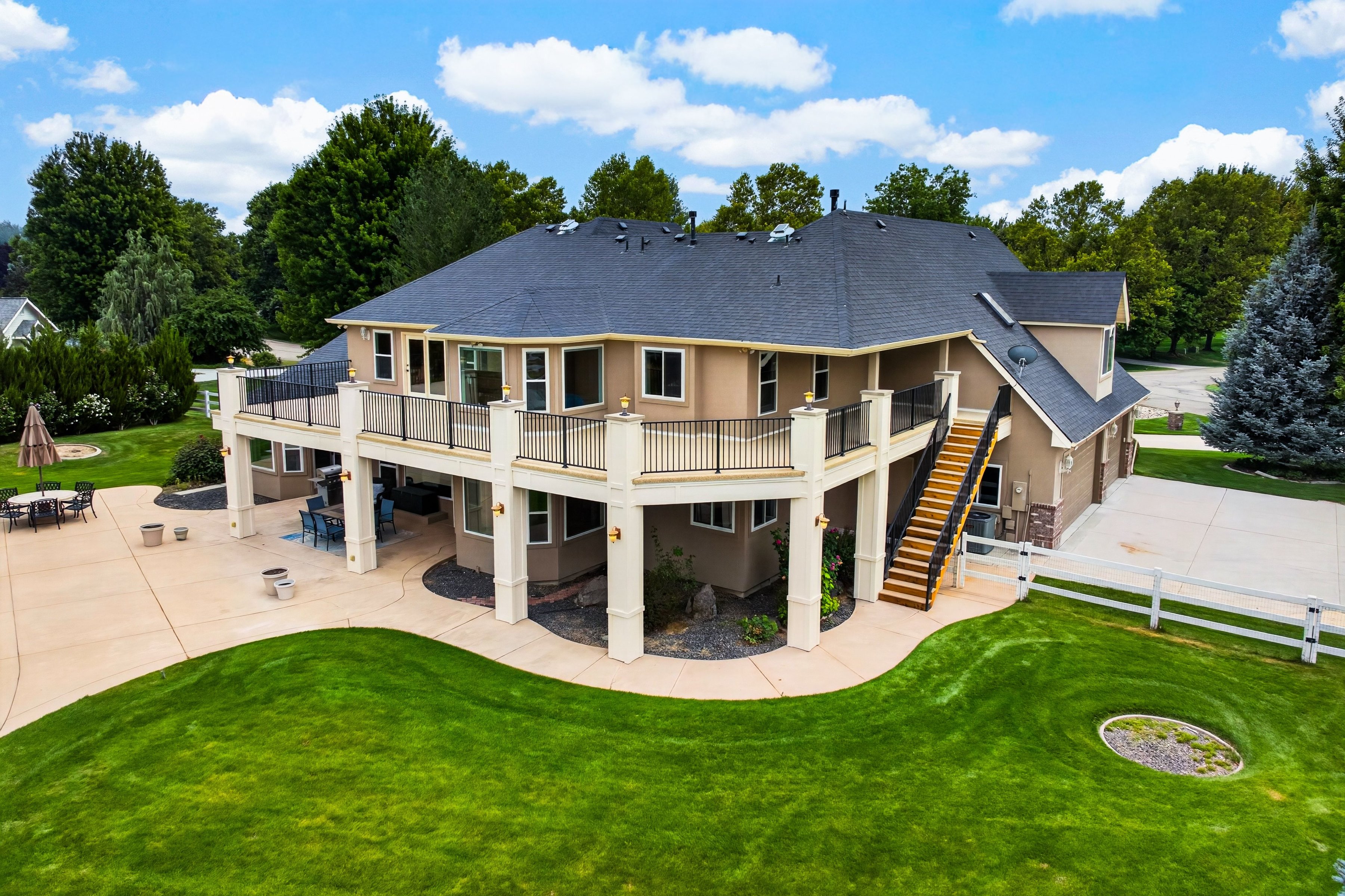  Exceptional Eagle Property - 物件實景