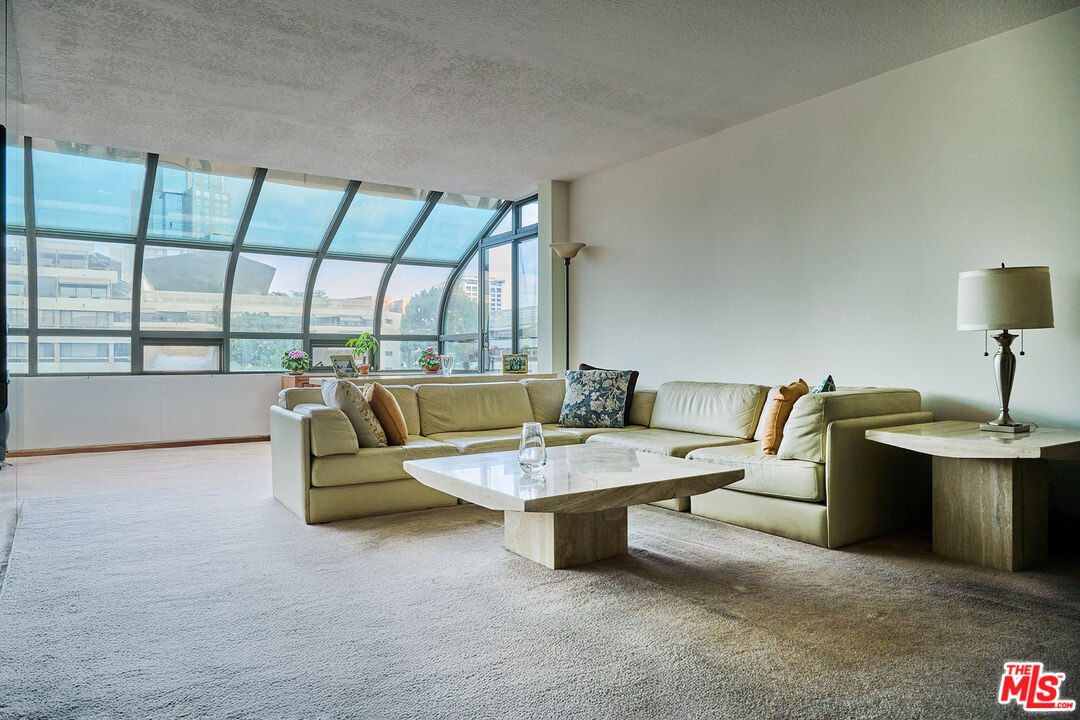 Los Angeles, California, 90012, United States, 2 Bedrooms Bedrooms, ,2 BathroomsBathrooms,Residential,For Sale,1839118
