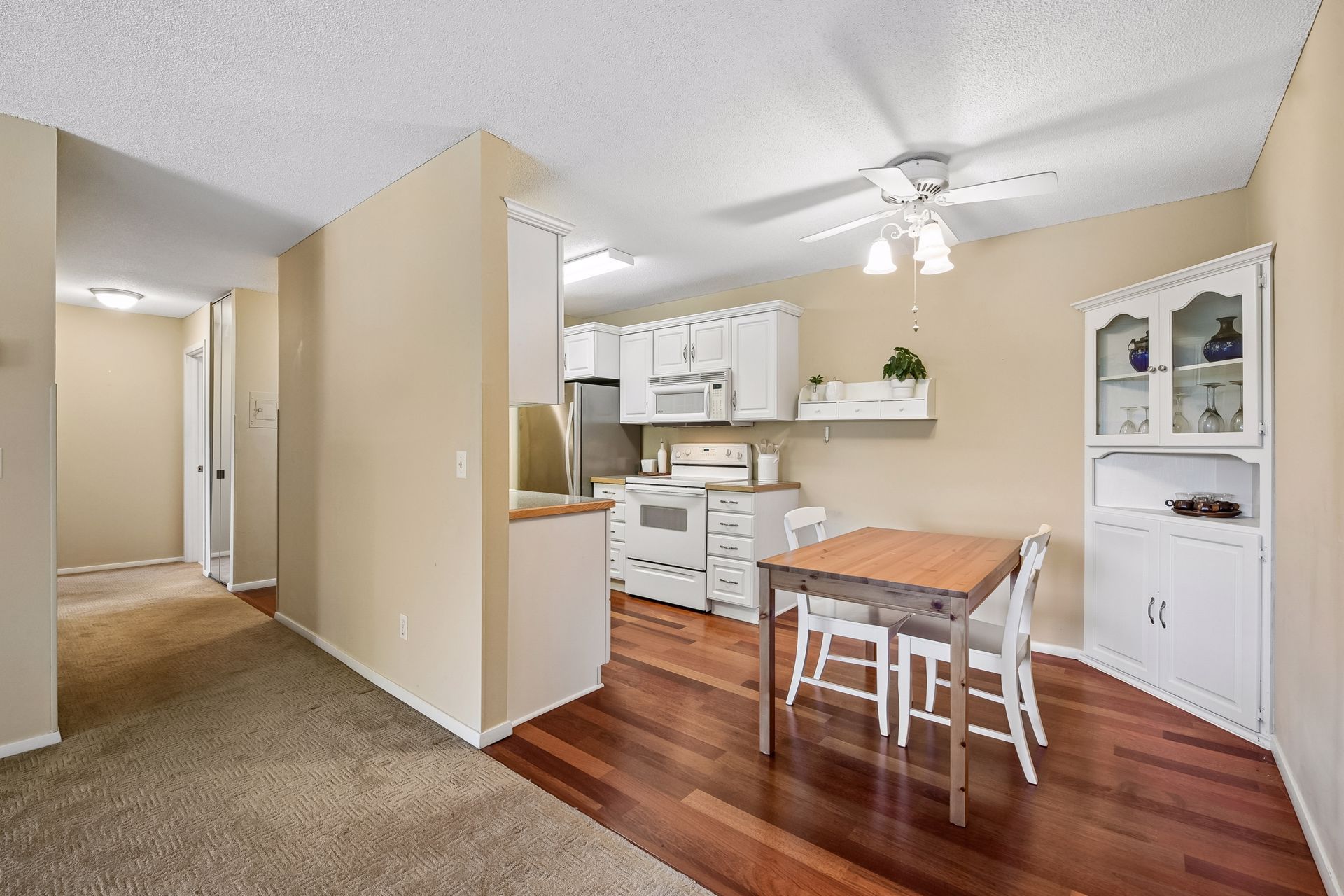  Second-Floor Wayzata Villas Condo with Beautiful Pond Views - 物件實景