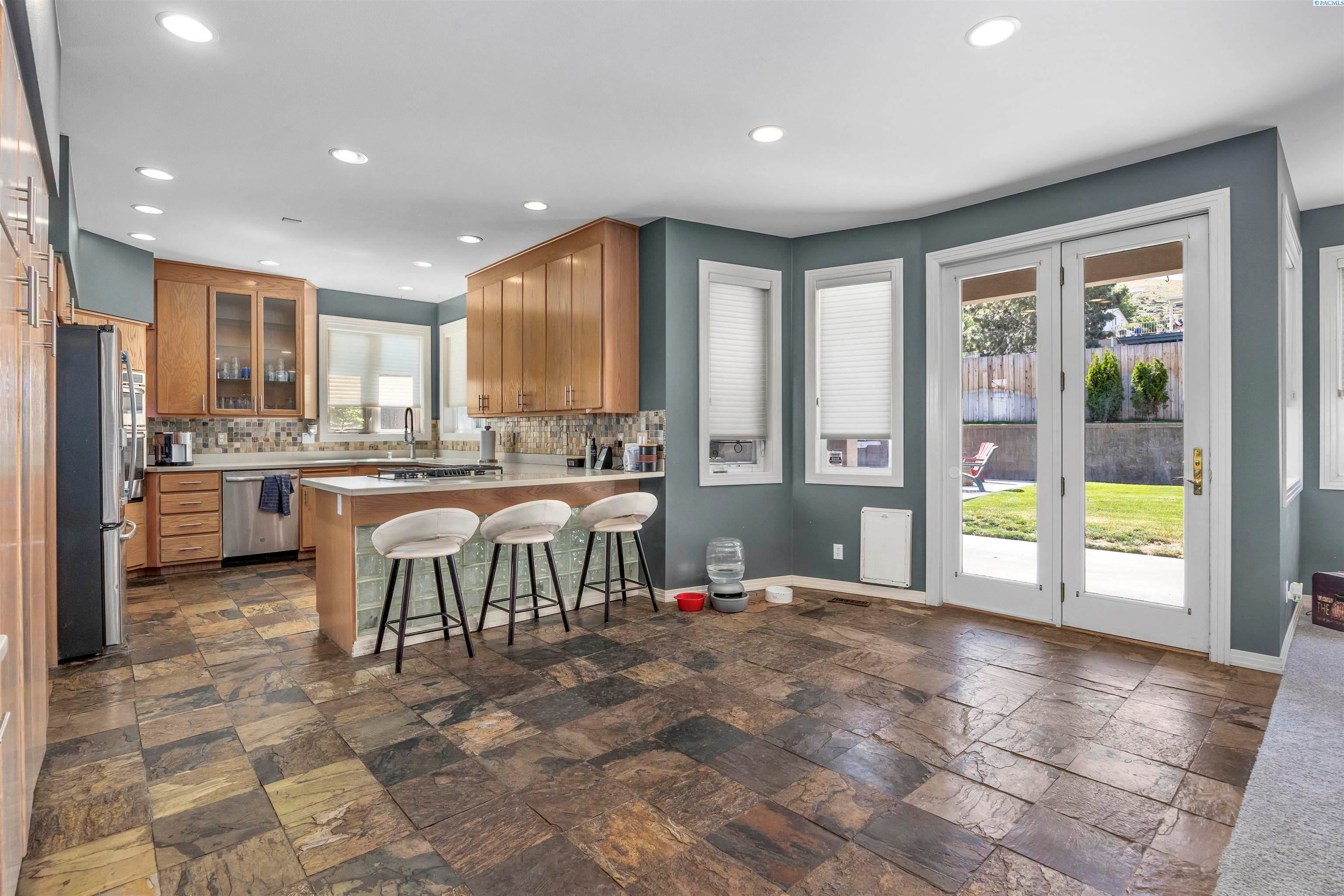 Kennewick, Washington, 99337, United States, 6 Bedrooms Bedrooms, ,4 BathroomsBathrooms,Residential,For Sale,1979182