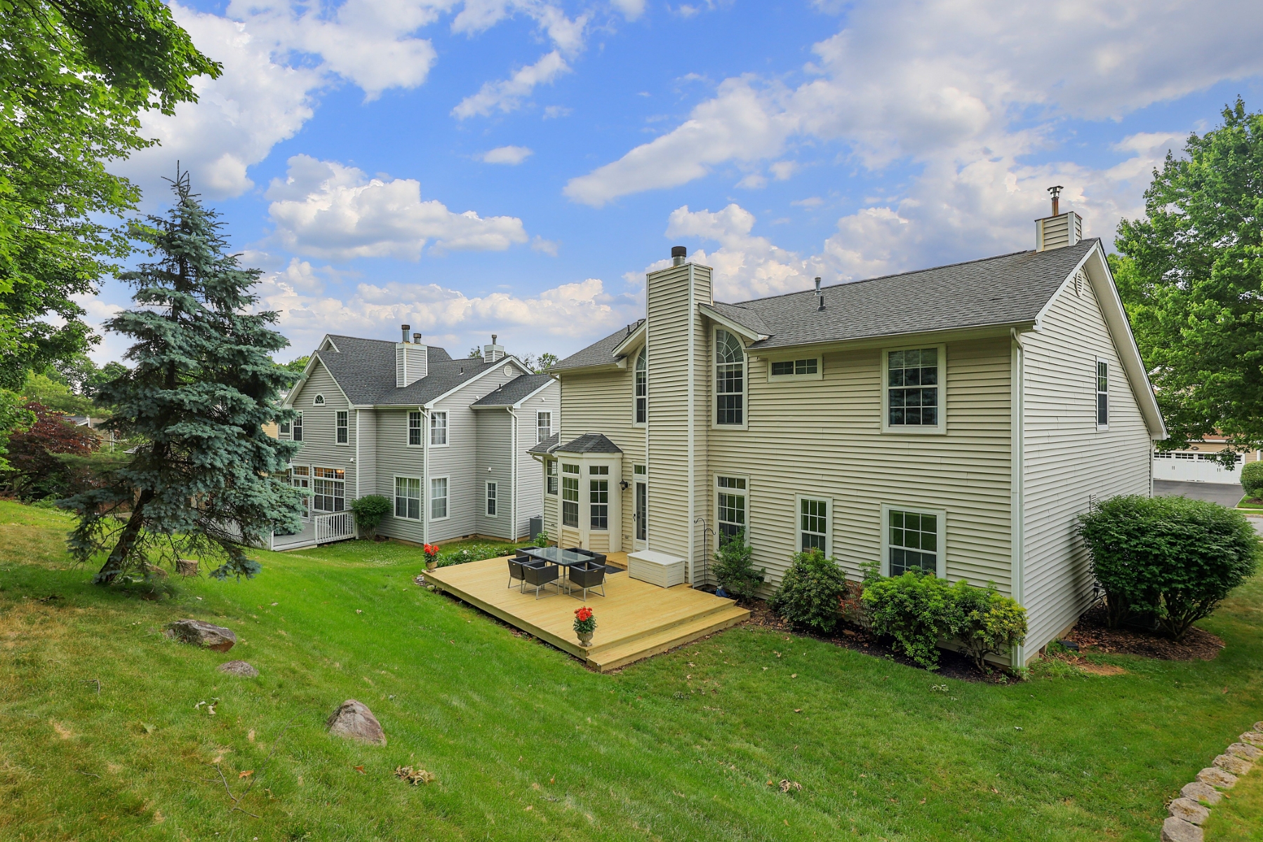  ?Carlisle? Classic Colonial Offers Timeless Charm with Modern Updates - 物件實景