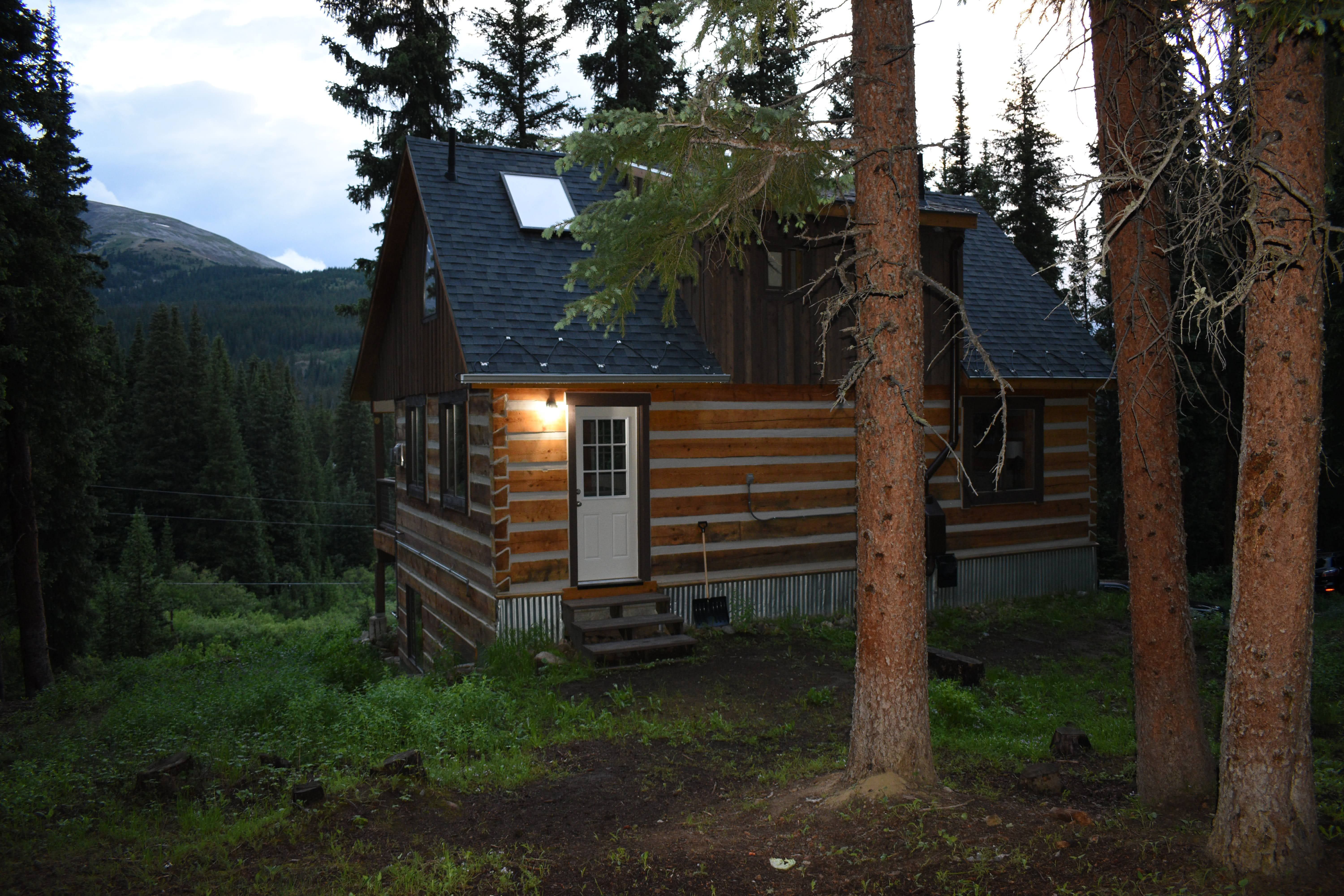  Cozy Cabin 1/2 Acre Backing to National Forest and Minutes from Main Street - 物件實景