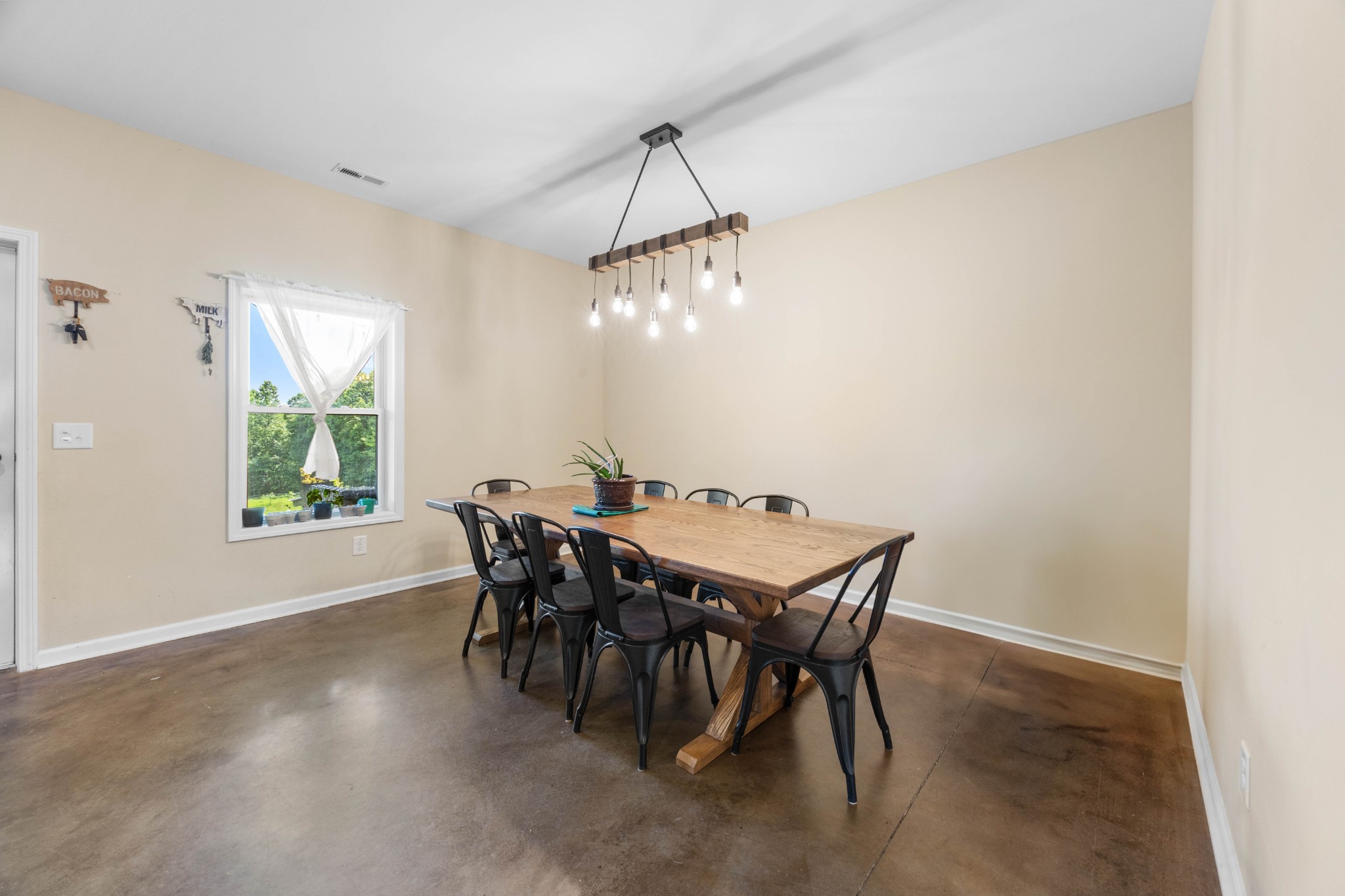 Indian Mound, Tennessee, 37079, United States, 3 Bedrooms Bedrooms, ,2 BathroomsBathrooms,Residential,For Sale,1866881