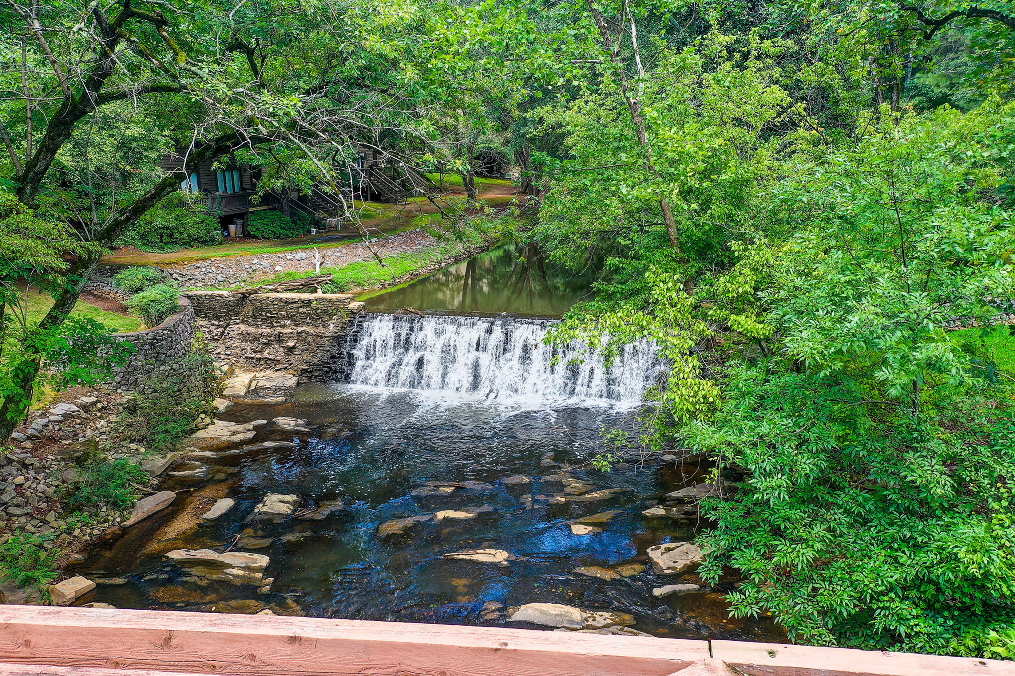  Lovingly Maintained and Thoughtfully Updated Residence - 物件實景
