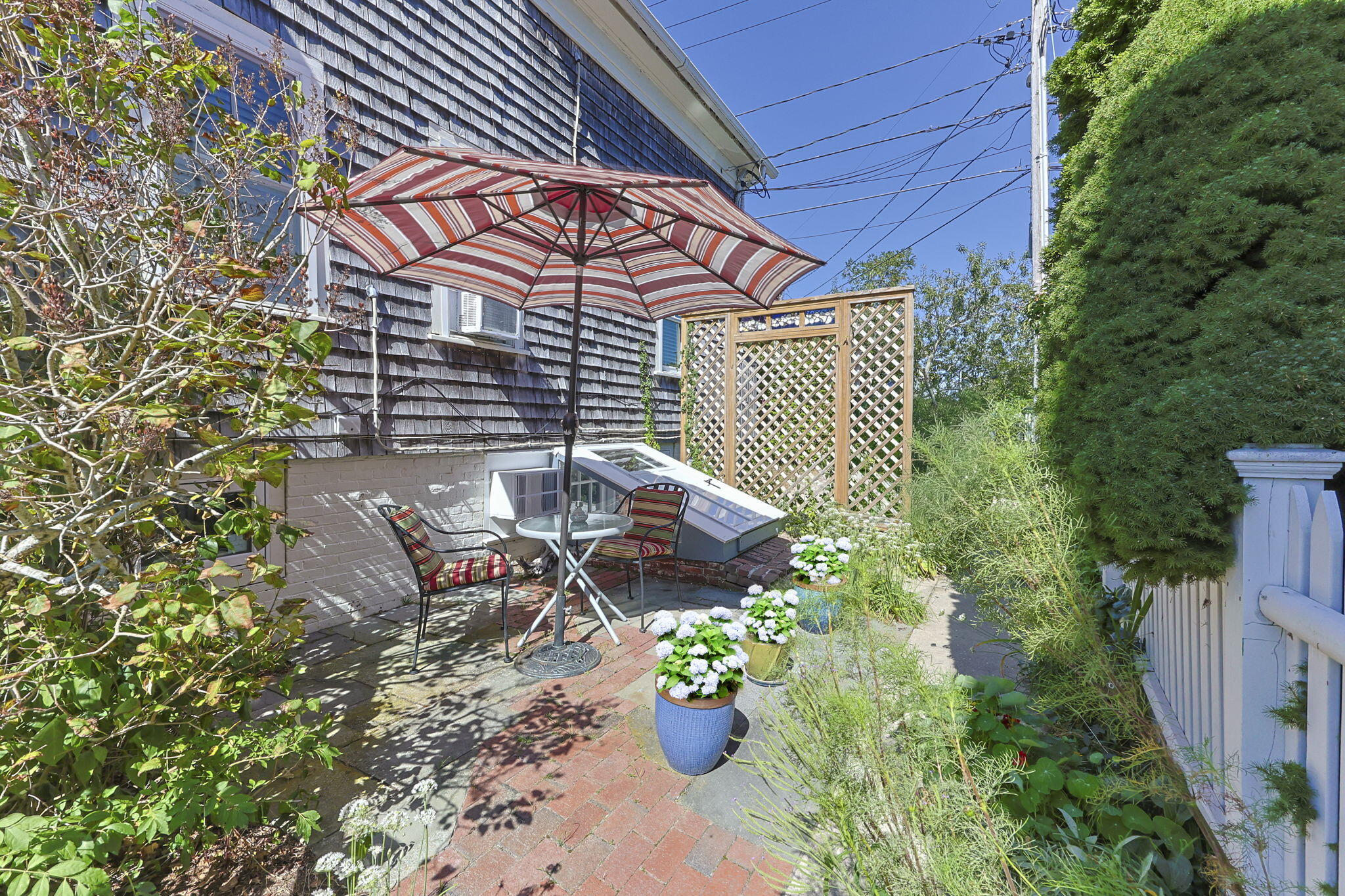  A Stylish In-Town Escape with Patio and Parking - 物件實景