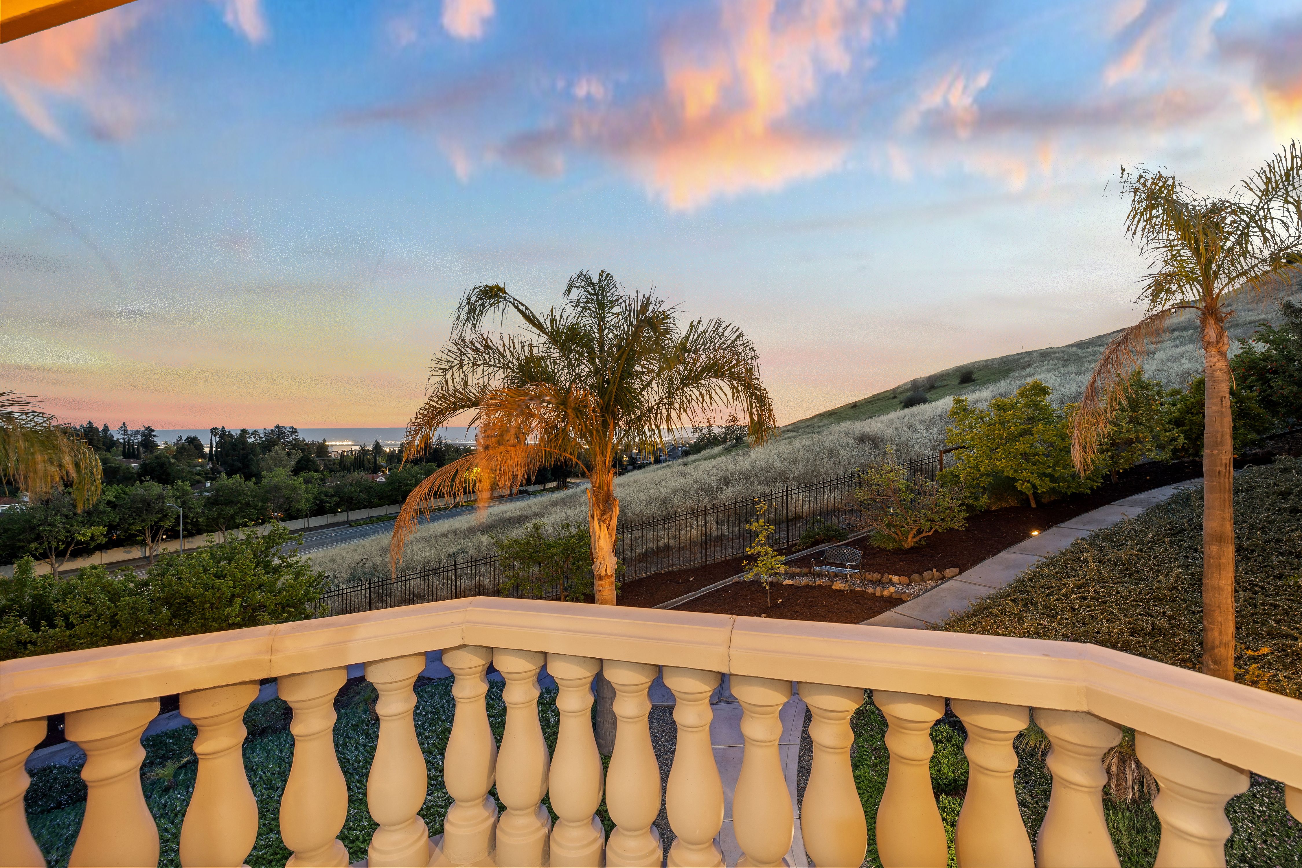  Grand Mediterranean Estate with Private Multi-Generational Wing - 物件實景
