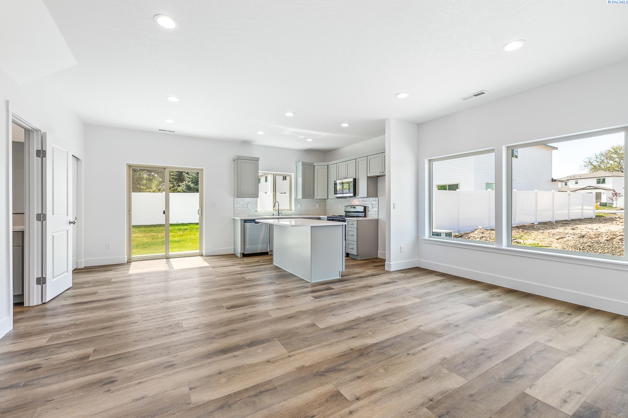 Kennewick, Washington, 99337, United States, 6 Bedrooms Bedrooms, ,Residential,For Sale,1796144
