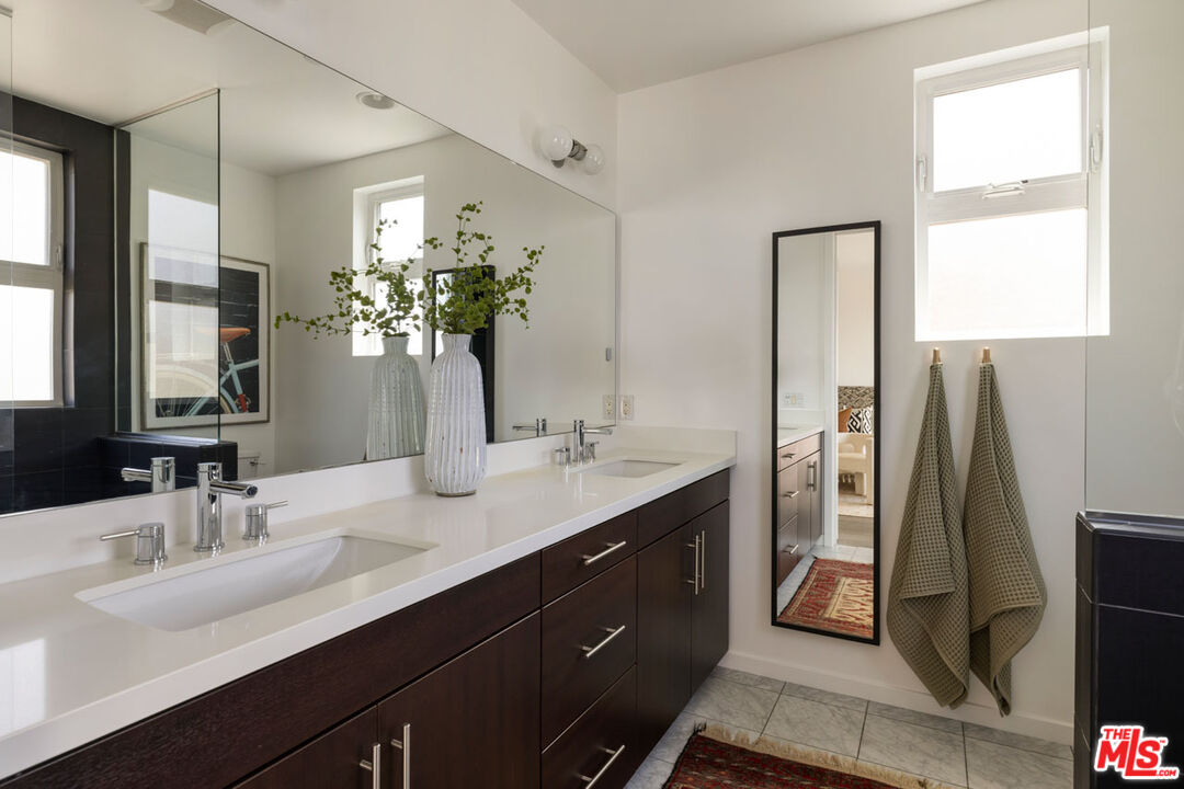 Los Angeles, California, 90026, United States, 3 Bedrooms Bedrooms, ,4 BathroomsBathrooms,Residential,For Sale,1927240