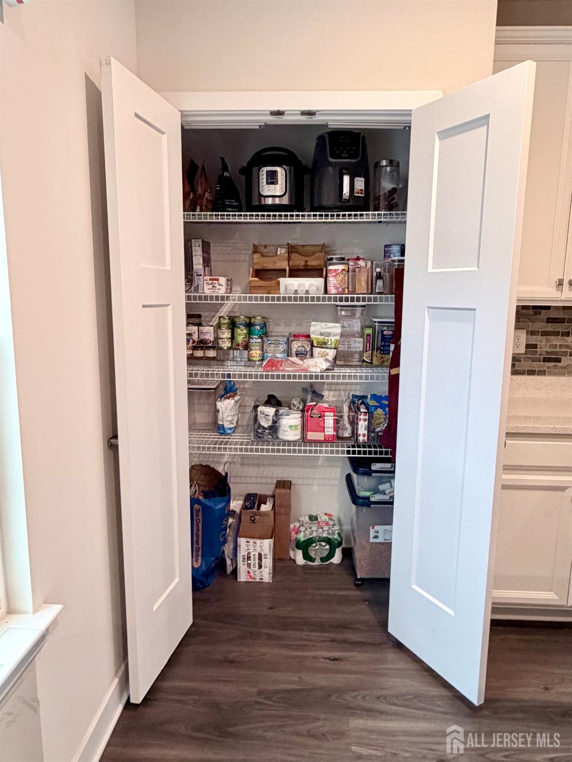 Parlin, New Jersey, 08859, United States, 3 Bedrooms Bedrooms, ,3 BathroomsBathrooms,Residential,For Sale,2012044