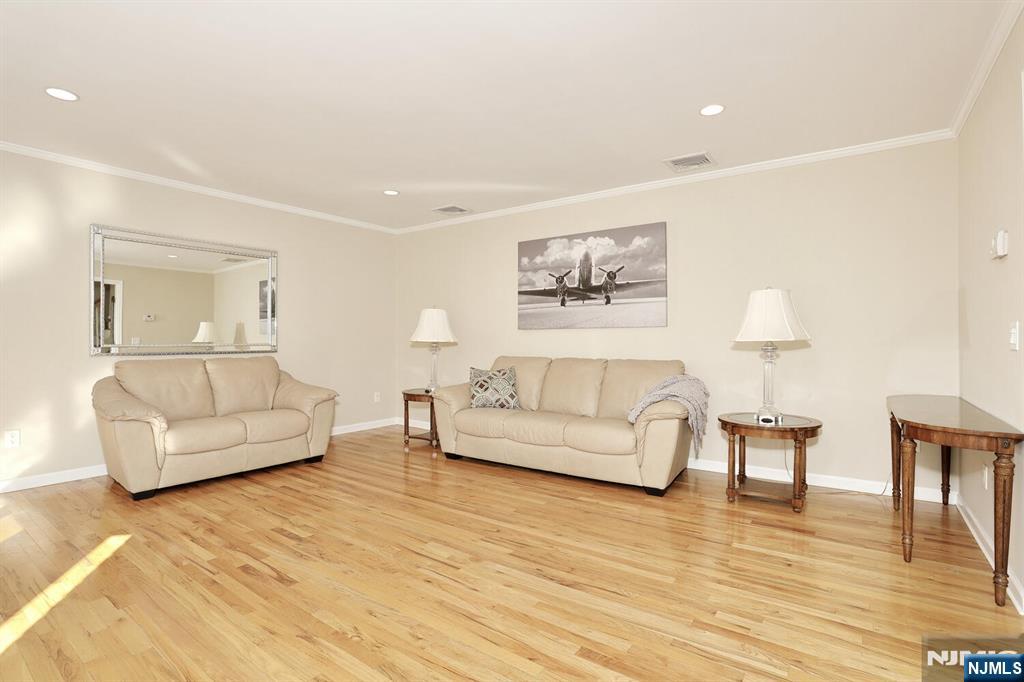 Paramus, New Jersey, 07652, United States, 5 Bedrooms Bedrooms, ,4 BathroomsBathrooms,Residential,For Sale,2001740