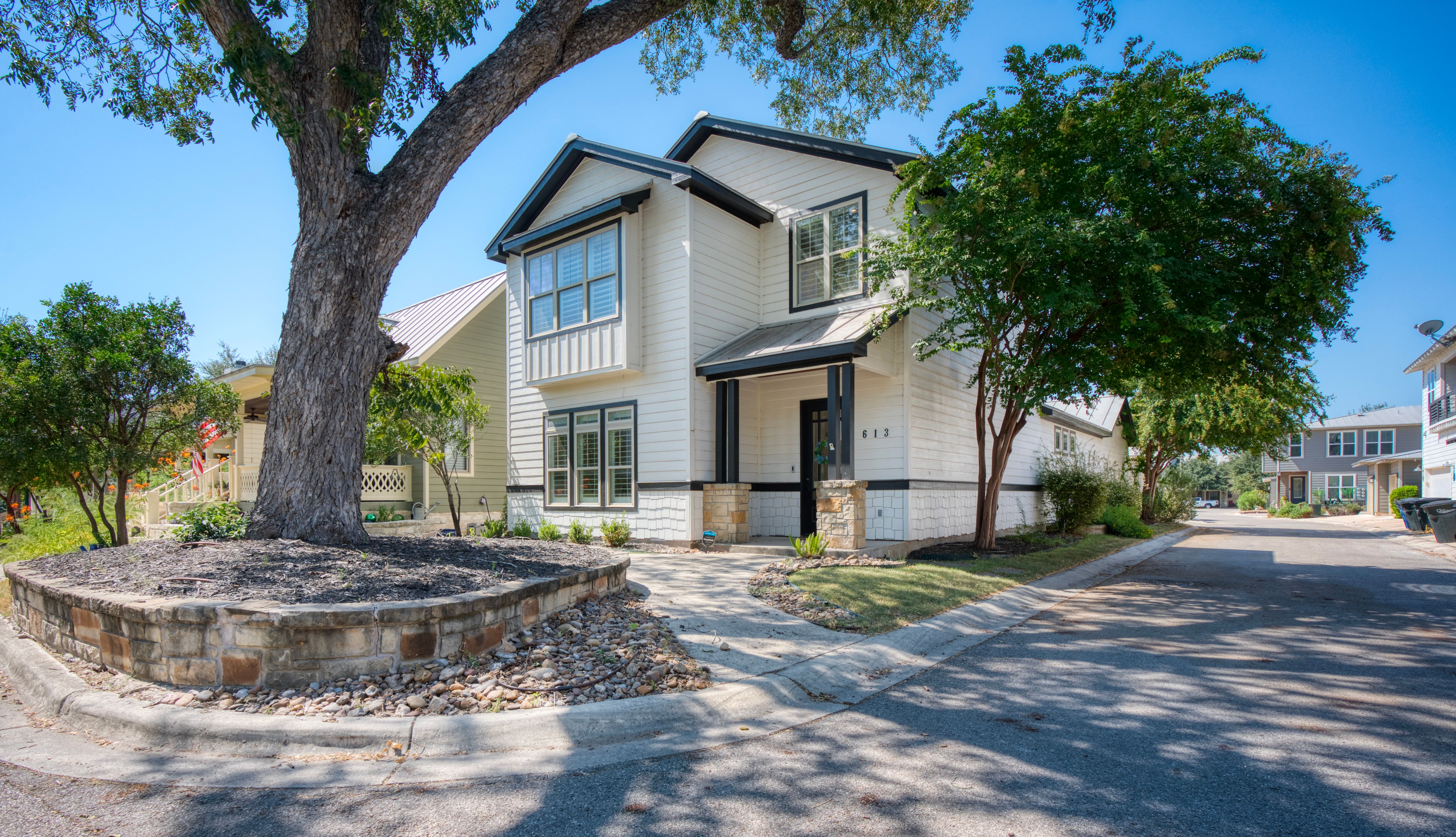  Corner-Lot Beauty in Sought-After Town Creek - 物件實景