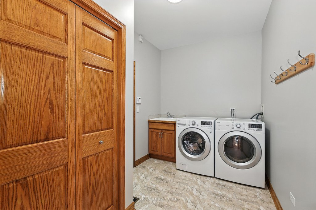 Plainfield, Illinois, 60586, United States, 5 Bedrooms Bedrooms, ,3 BathroomsBathrooms,Residential,For Sale,1927144