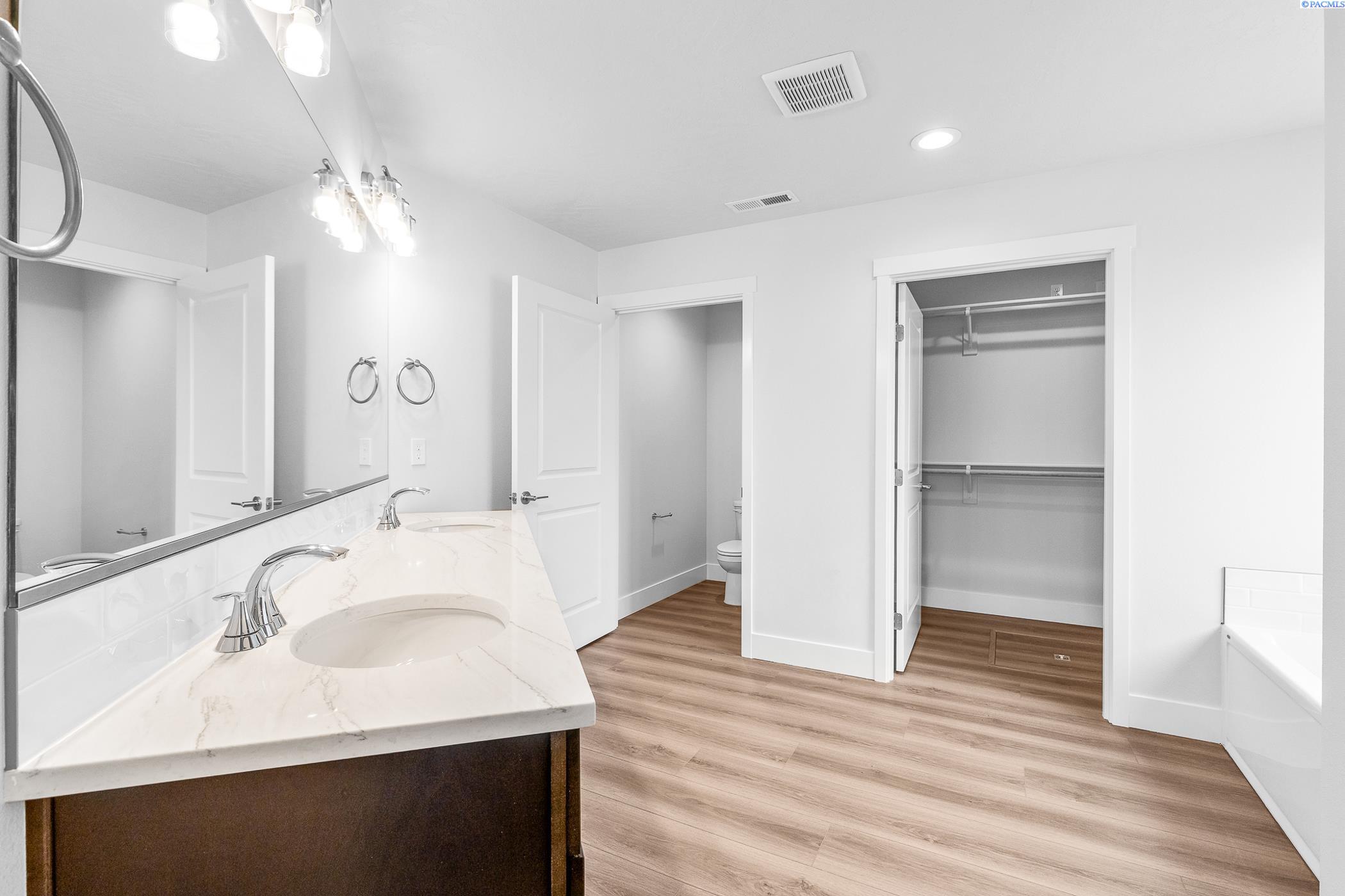 Pasco, Washington, 99301, United States, 4 Bedrooms Bedrooms, ,2 BathroomsBathrooms,Residential,For Sale,1892820