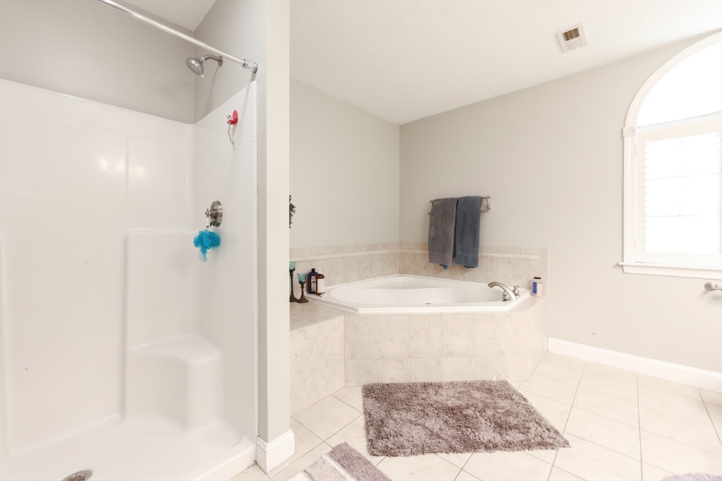 Northbridge, Massachusetts, 01534, United States, 4 Bedrooms Bedrooms, ,2 BathroomsBathrooms,Residential,For Sale,1977320