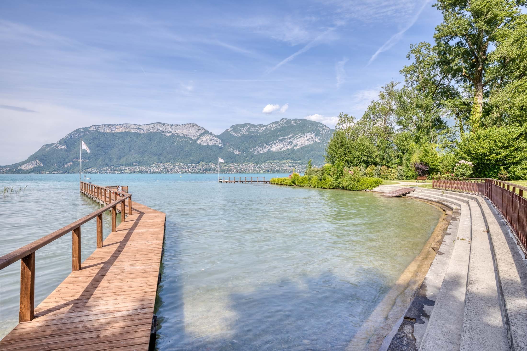  Exceptional property, unique waterfront location on Annecy