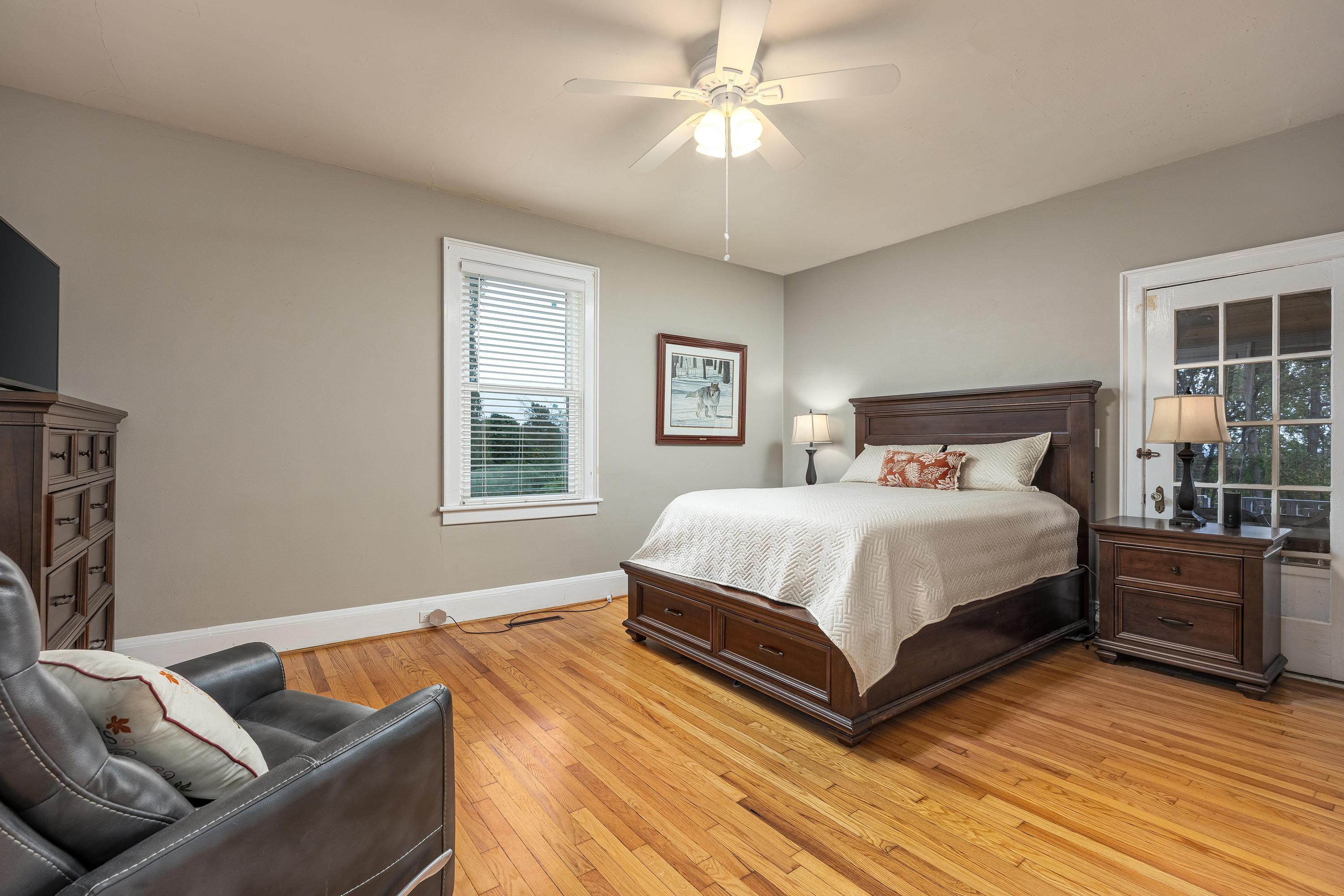 Chattanooga, Tennessee, 37404, United States, 5 Bedrooms Bedrooms, ,4 BathroomsBathrooms,Residential,For Sale,1885832