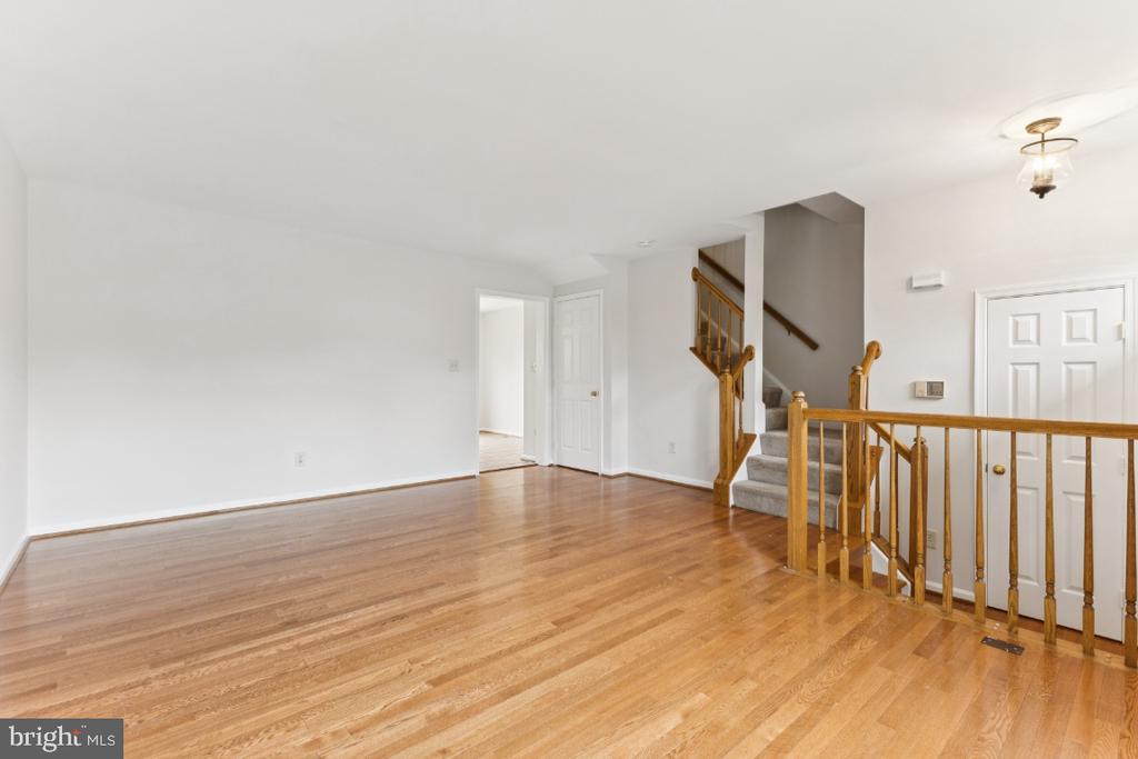 Centreville, Virginia, 20120, United States, 4 Bedrooms Bedrooms, ,4 BathroomsBathrooms,Residential,For Sale,1944825