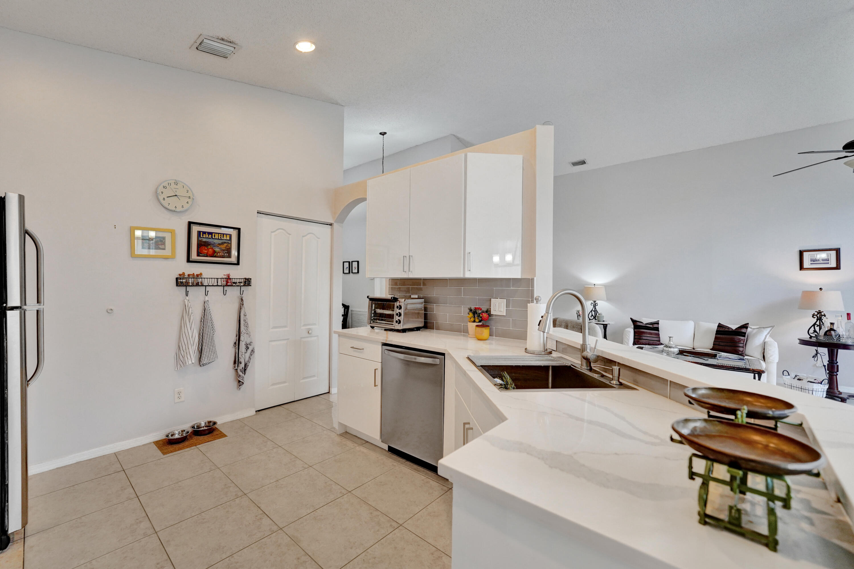 Pembroke Pines, Florida, 33332, United States, 3 Bedrooms Bedrooms, ,2 BathroomsBathrooms,Residential,For Sale,1987784