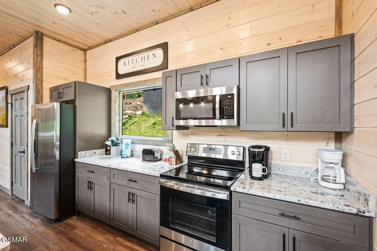 Gatlinburg, Tennessee, 37738, United States, 4 Bedrooms Bedrooms, ,5 BathroomsBathrooms,Residential,For Sale,2048286