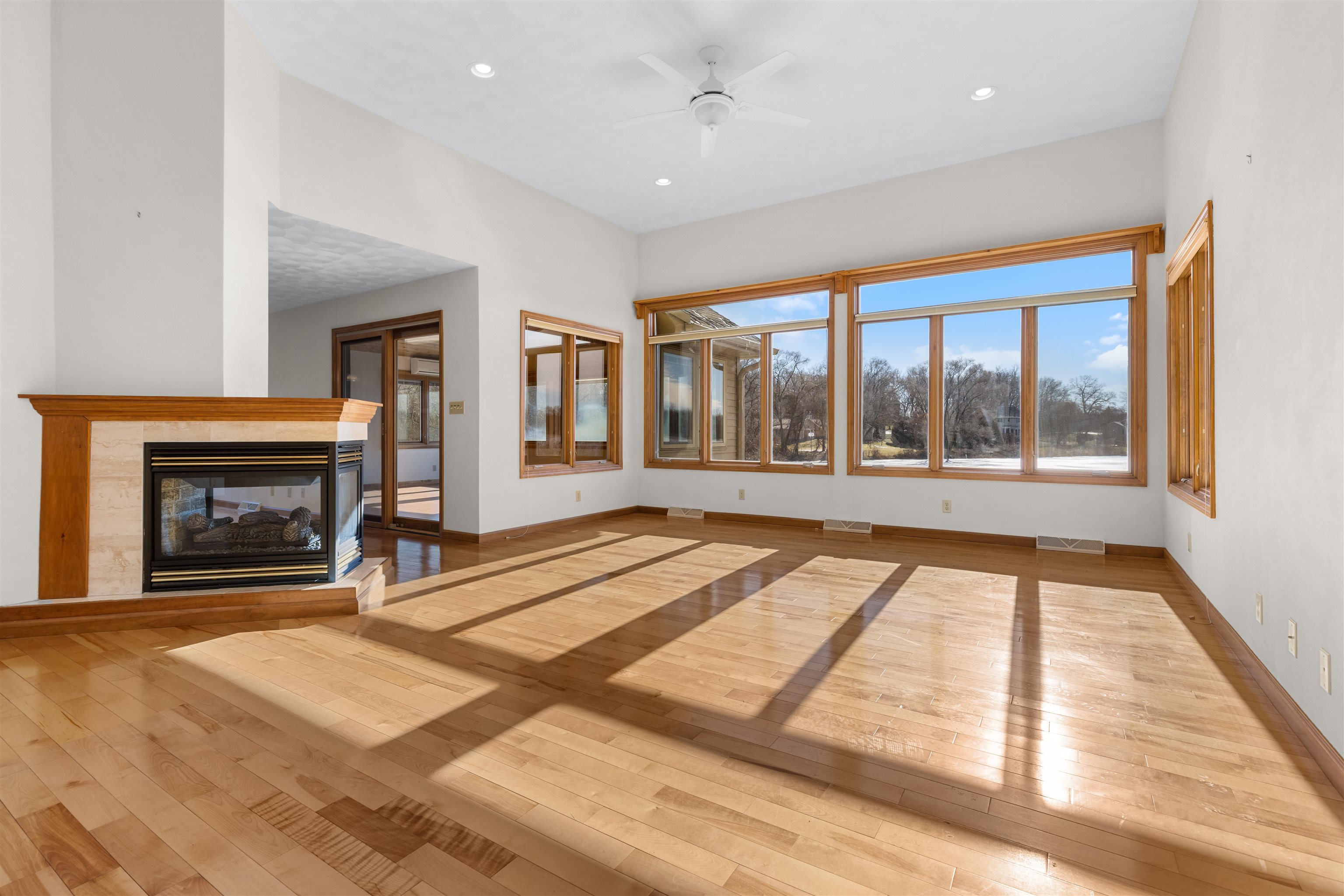 Roscoe, Illinois, 61073, United States, 3 Bedrooms Bedrooms, ,4 BathroomsBathrooms,Residential,For Sale,2011367