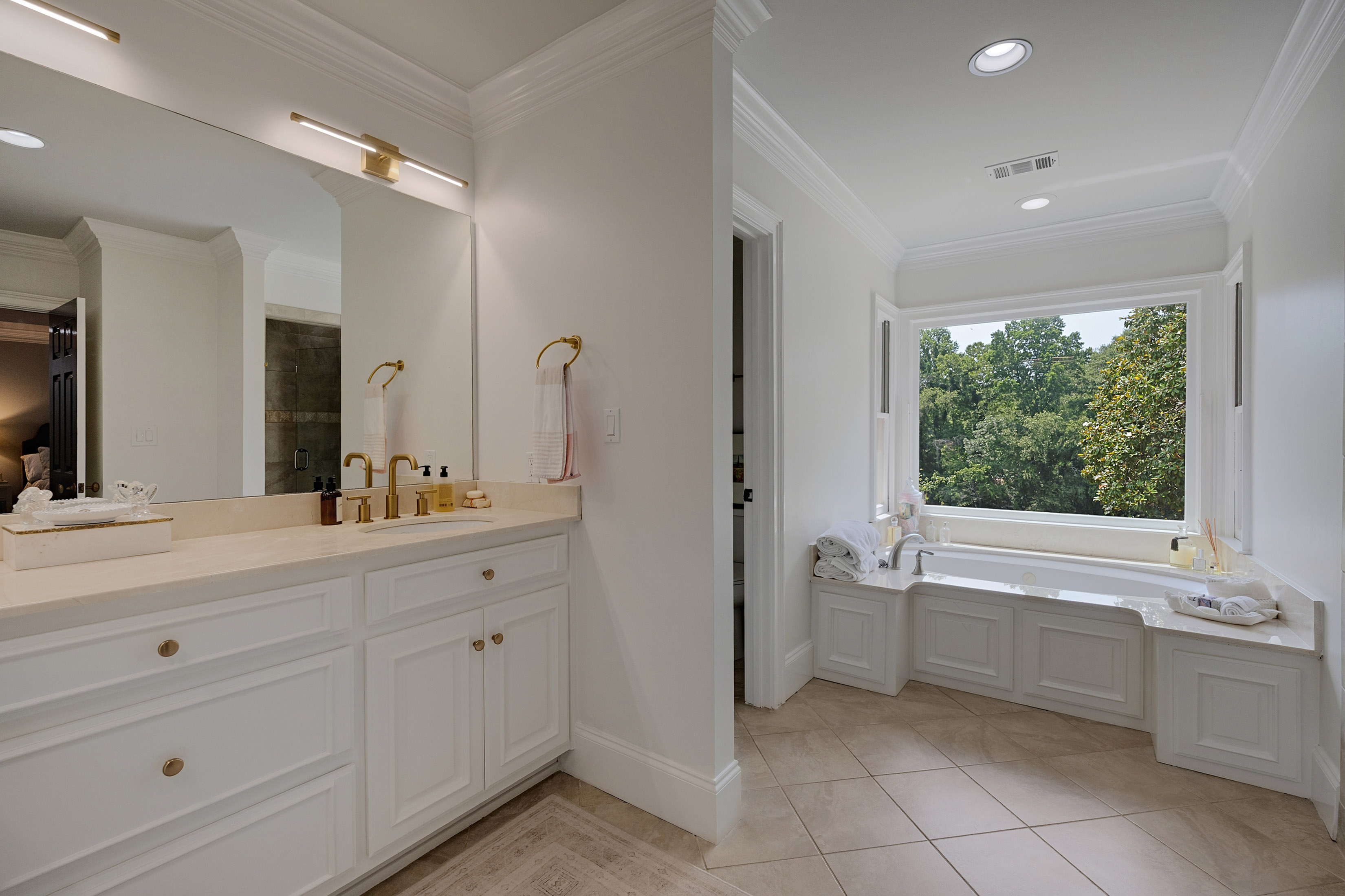  Elegantly Renovated Townhome in Gated Community - 物件實景