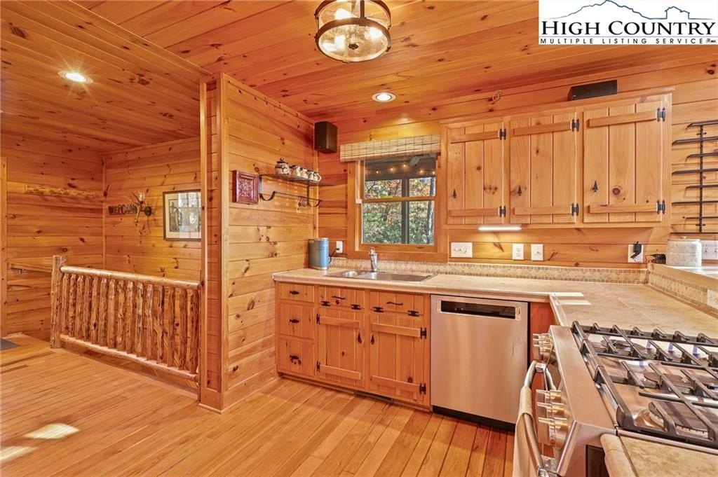 Ferguson, North Carolina, 28624, United States, 2 Bedrooms Bedrooms, ,2 BathroomsBathrooms,Residential,For Sale,1996766