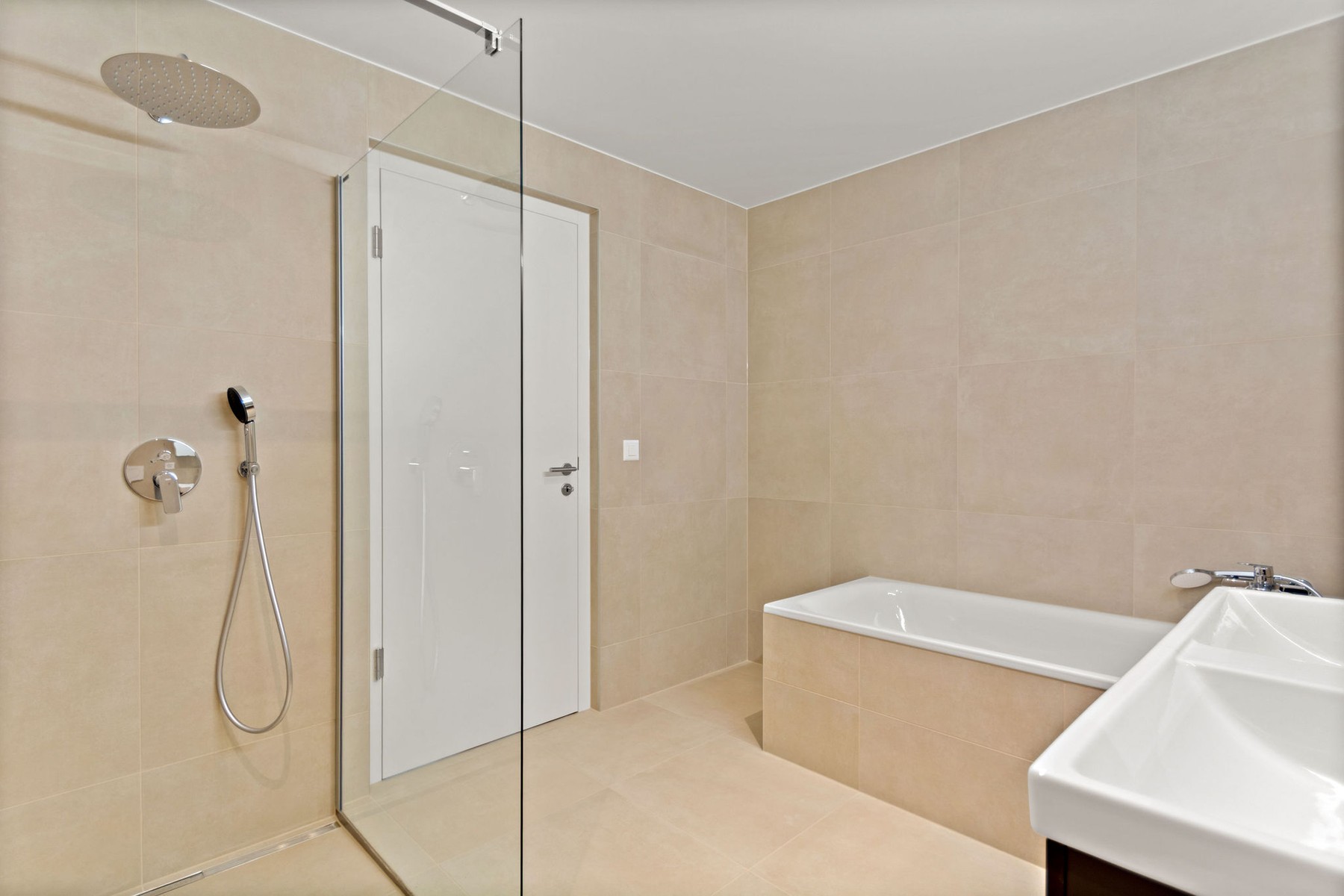  Treat yourself to a modern and peaceful living environment close to downtown - 物件實景
