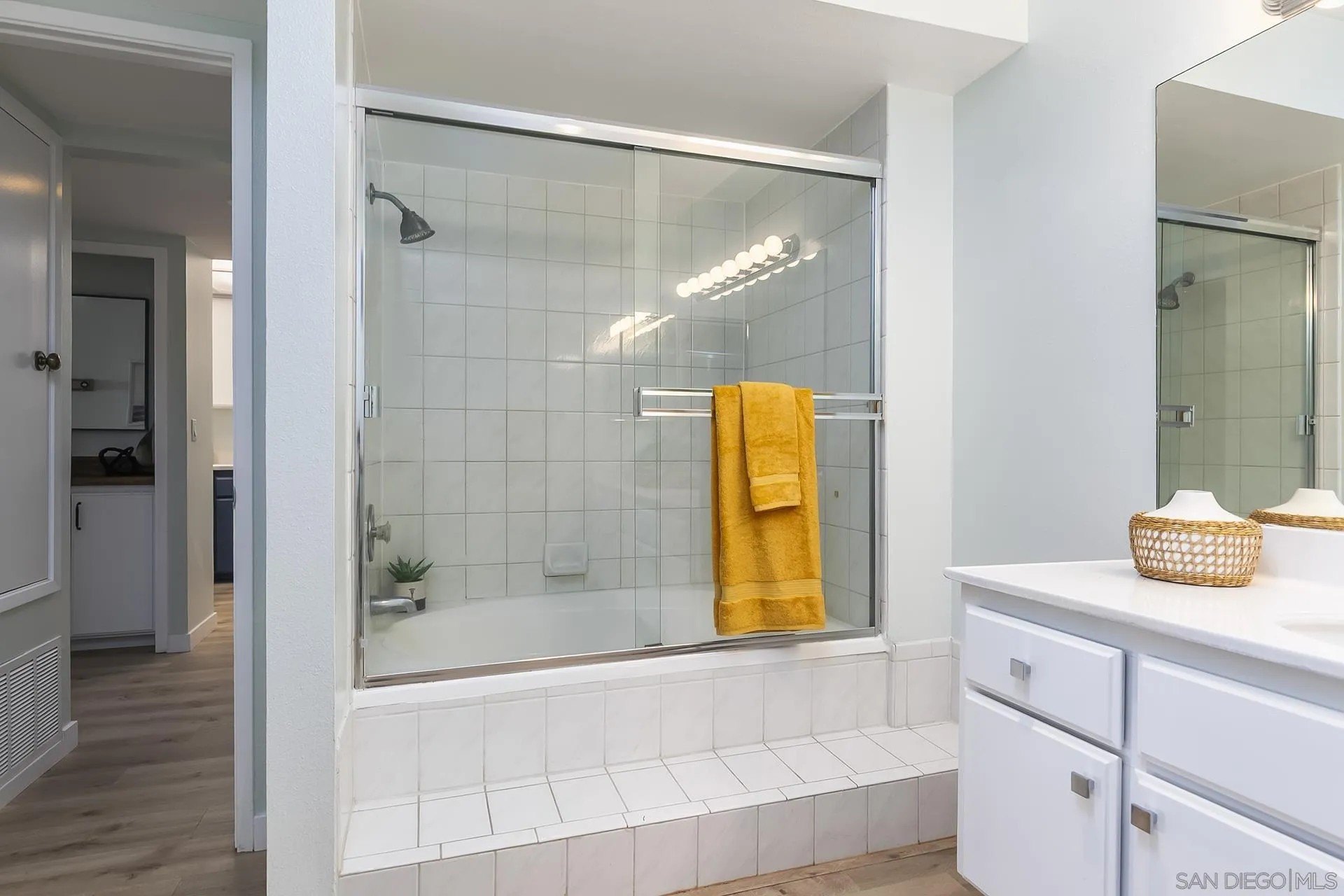 San Diego, California, 92110, United States, 1 Bedroom Bedrooms, ,1 BathroomBathrooms,Residential,For Sale,1970133