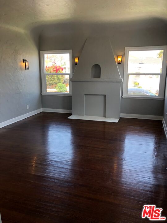 Los Angeles, California, 90016, United States, 10 Bedrooms Bedrooms, ,Residential,For Sale,1939338