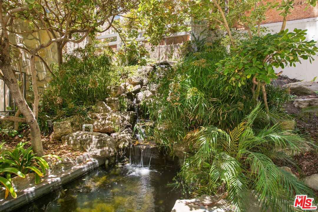 Los Angeles, California, 90024, United States, 2 Bedrooms Bedrooms, ,1 BathroomBathrooms,Residential,For Sale,1948814