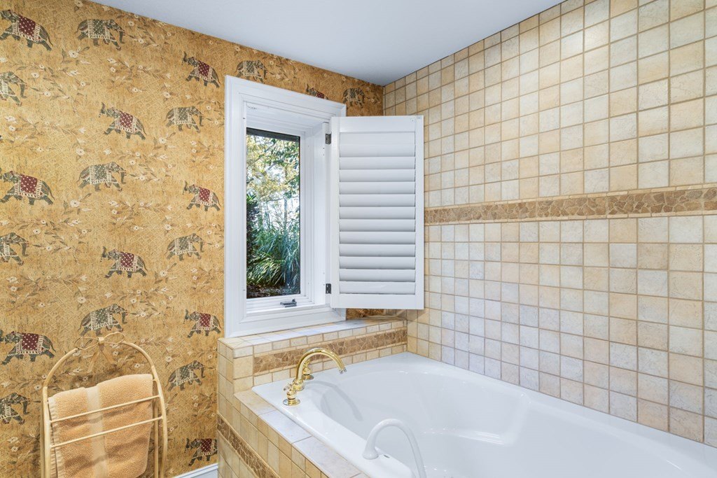 Hiawassee, Georgia, 30546, United States, 3 Bedrooms Bedrooms, ,4 BathroomsBathrooms,Residential,For Sale,1978454