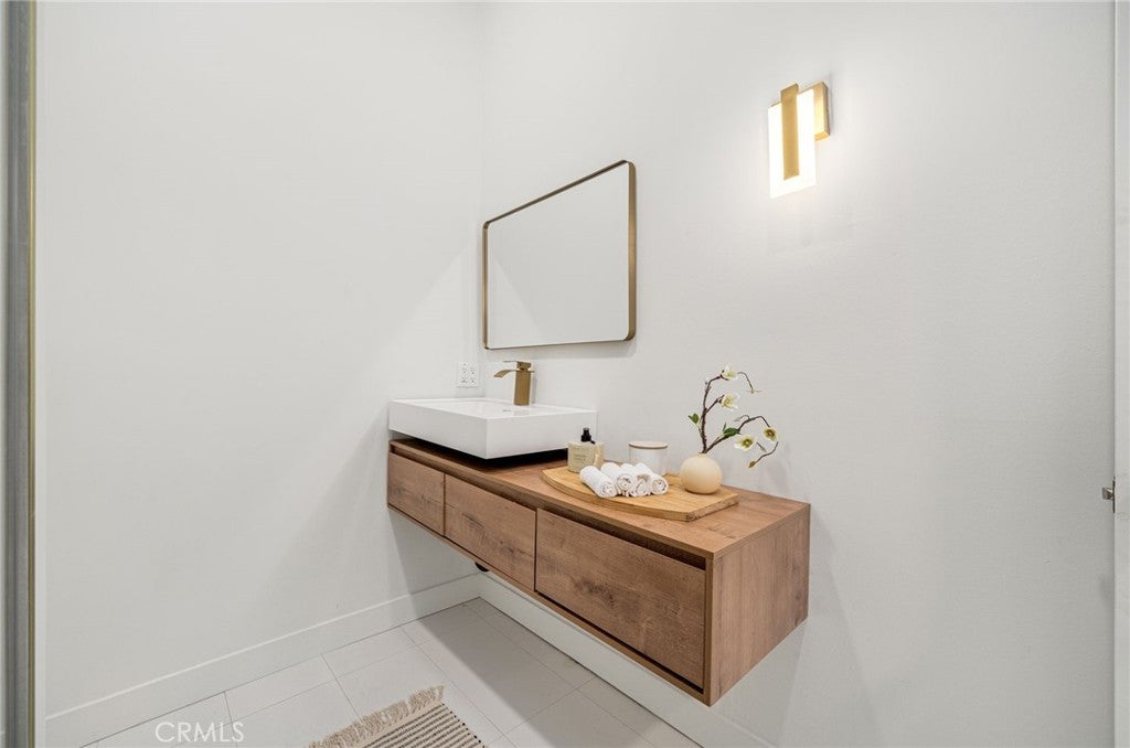 Woodland Hills, California, 91367, United States, 3 Bedrooms Bedrooms, ,2 BathroomsBathrooms,Residential,For Sale,1991959