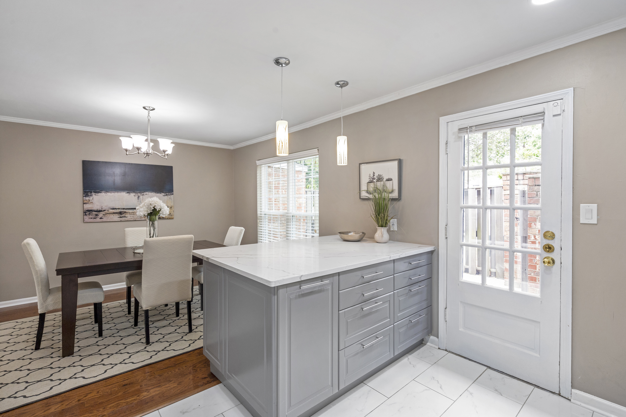  Bright, Stylish and Beautifully Updated Two Bedroom Townhome - 物件實景
