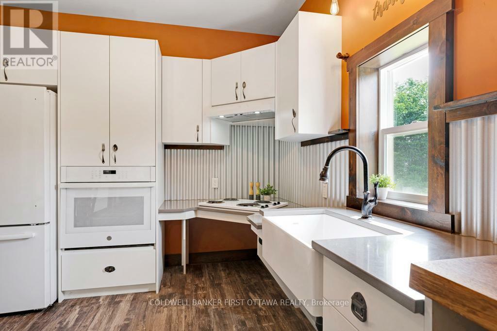 TAY VALLEY, Ontario, K0H 2B0, CA, 2 Bedrooms Bedrooms, ,1 BathroomBathrooms,Residential,For Sale,1866349