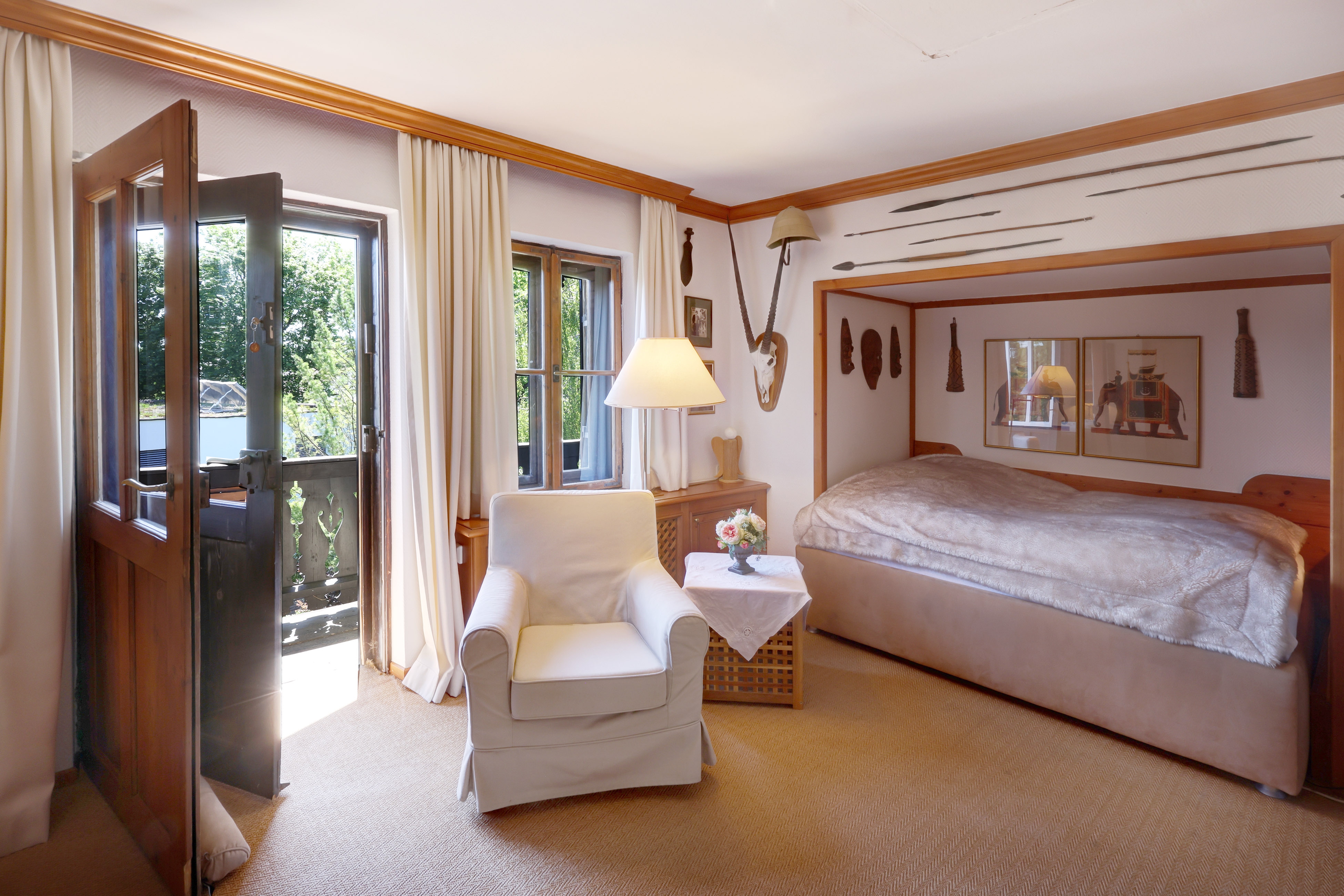 A charming country house in the traditional style—surrounded by mature trees - 物件實景