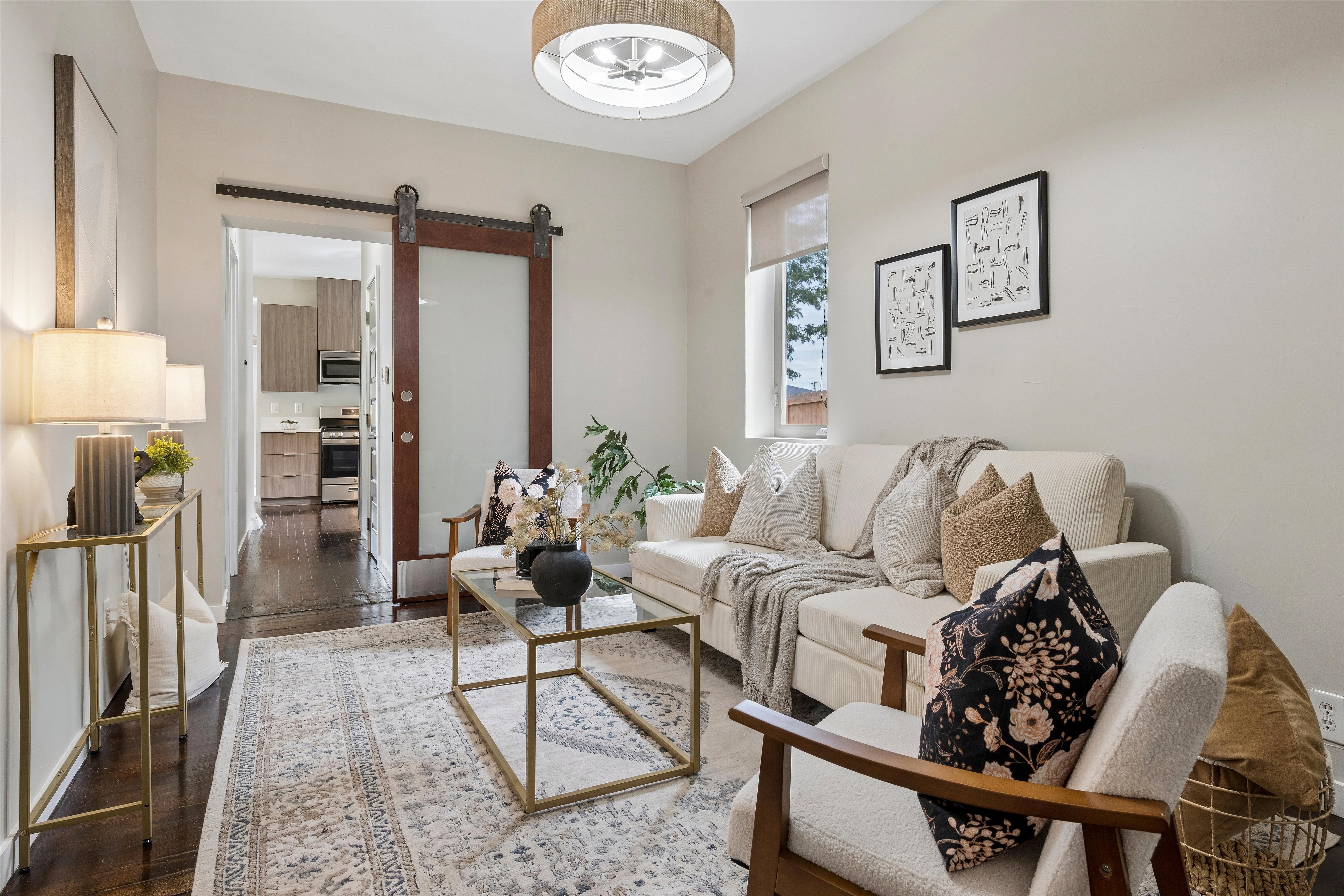  Beautifully updated residence, timeless architectural character & modern comfort - 物件實景