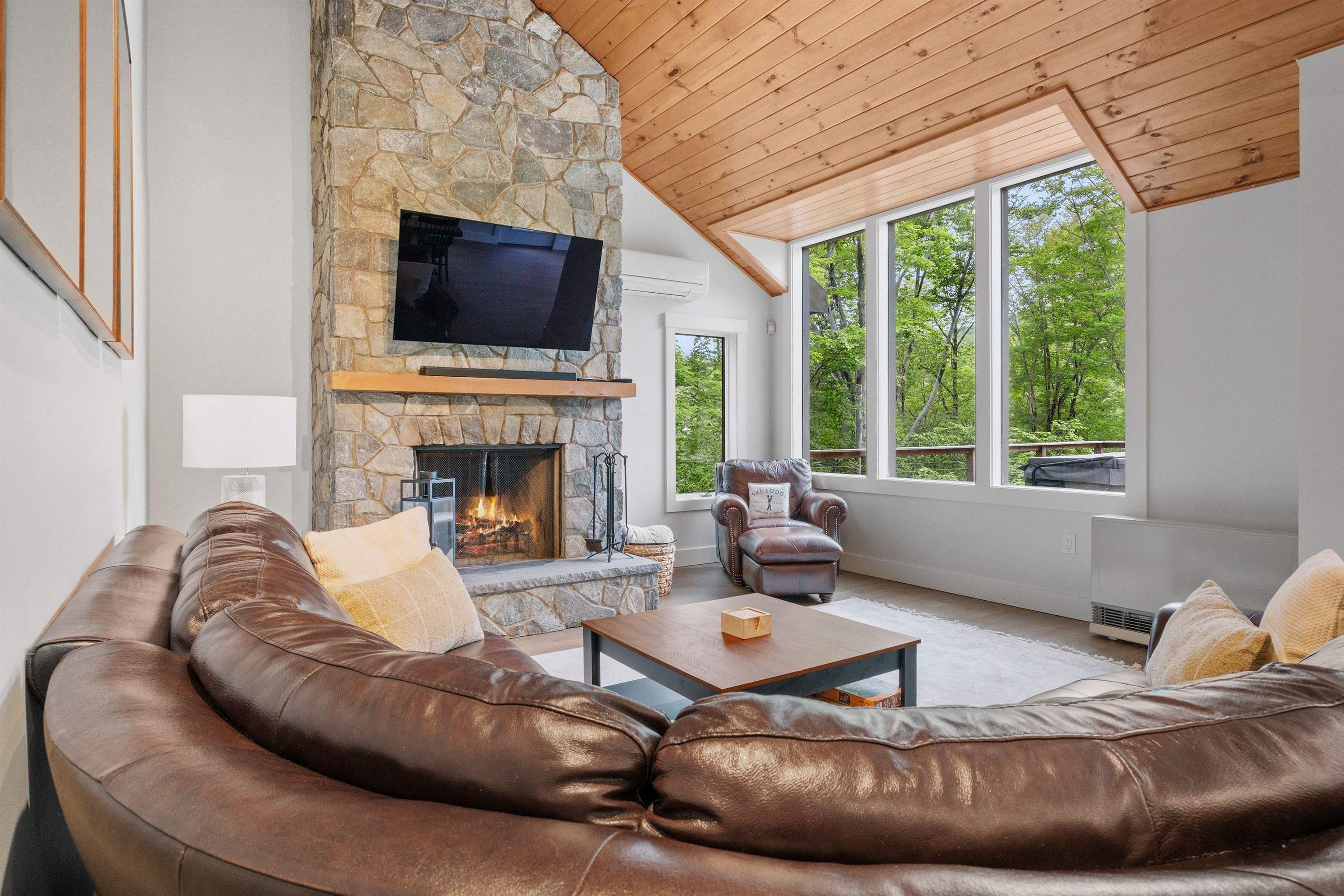 Lincoln, New Hampshire, 03251, United States, 4 Bedrooms Bedrooms, ,4 BathroomsBathrooms,Residential,For Sale,1803073
