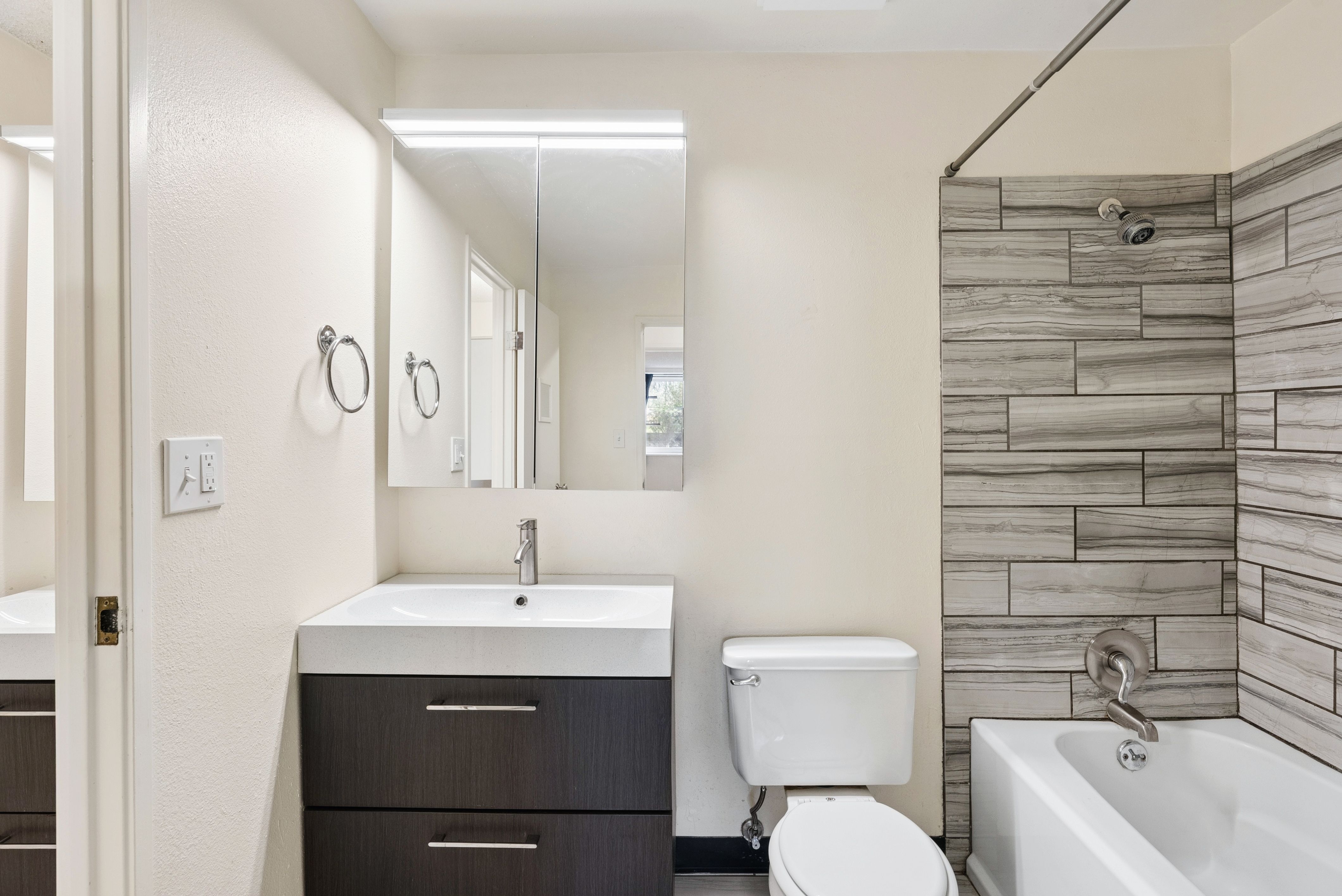  Move-In Ready Condo In Prime Golden Location - 物件實景