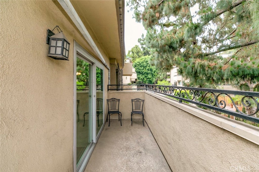 Los Angeles, California, 90068, United States, 2 Bedrooms Bedrooms, ,1 BathroomBathrooms,Residential,For Sale,1940489