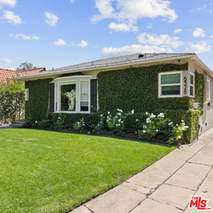 Los Angeles, California, 90048, United States, 3 Bedrooms Bedrooms, ,2 BathroomsBathrooms,Residential,For Sale,1919092