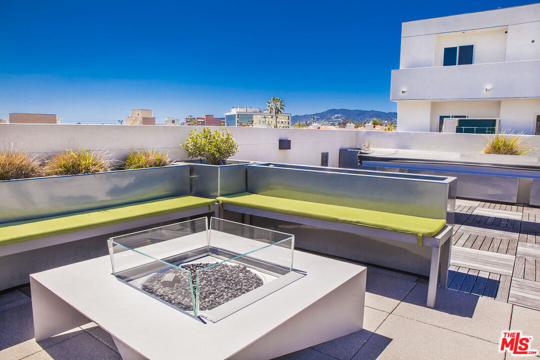 Los Angeles, California, 90049, United States, 27 Bedrooms Bedrooms, ,Residential,For Sale,1890269