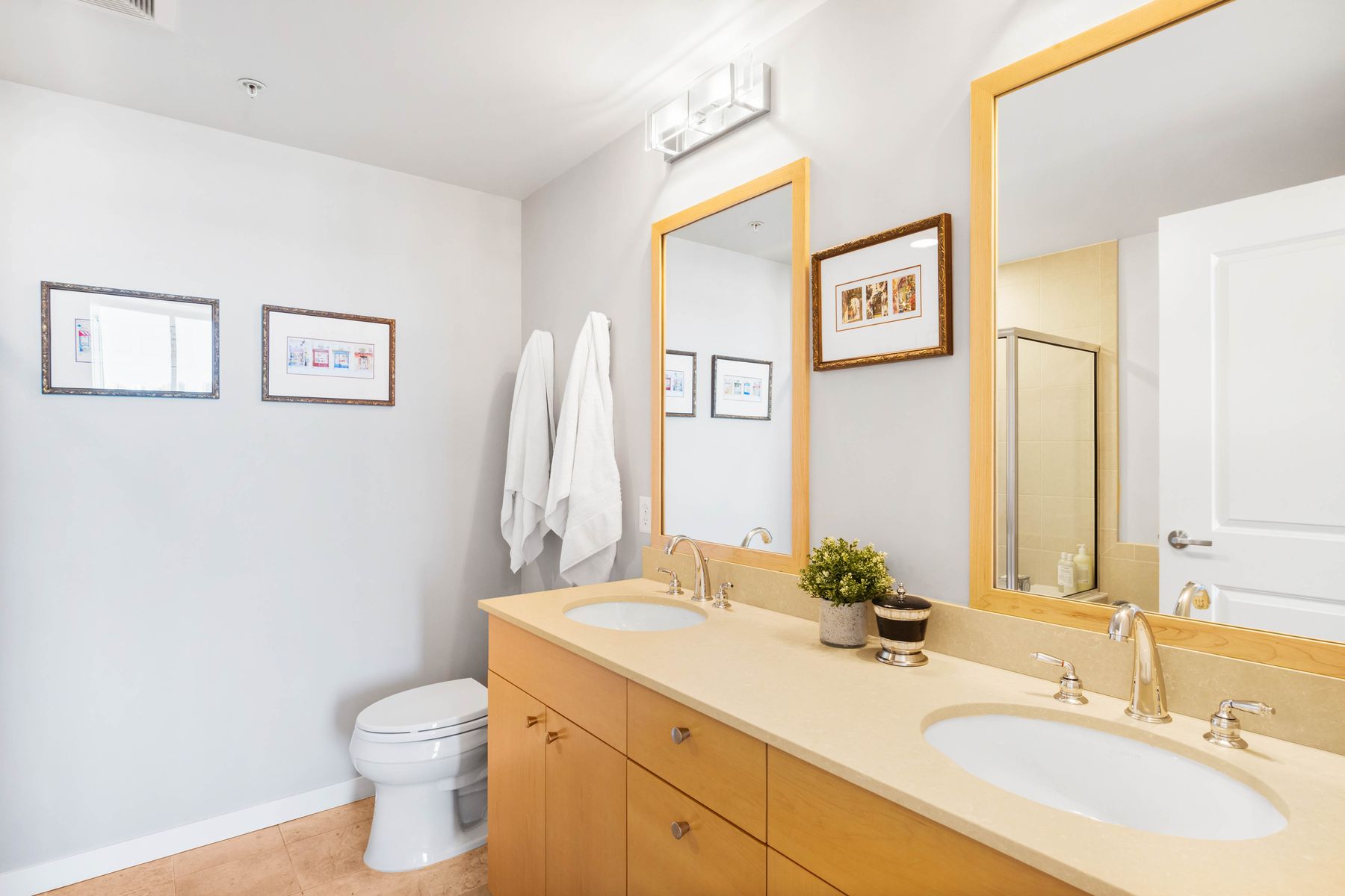  Two Parking Spaces and One of Largest Living/Dining Spaces Downtown - 物件實景