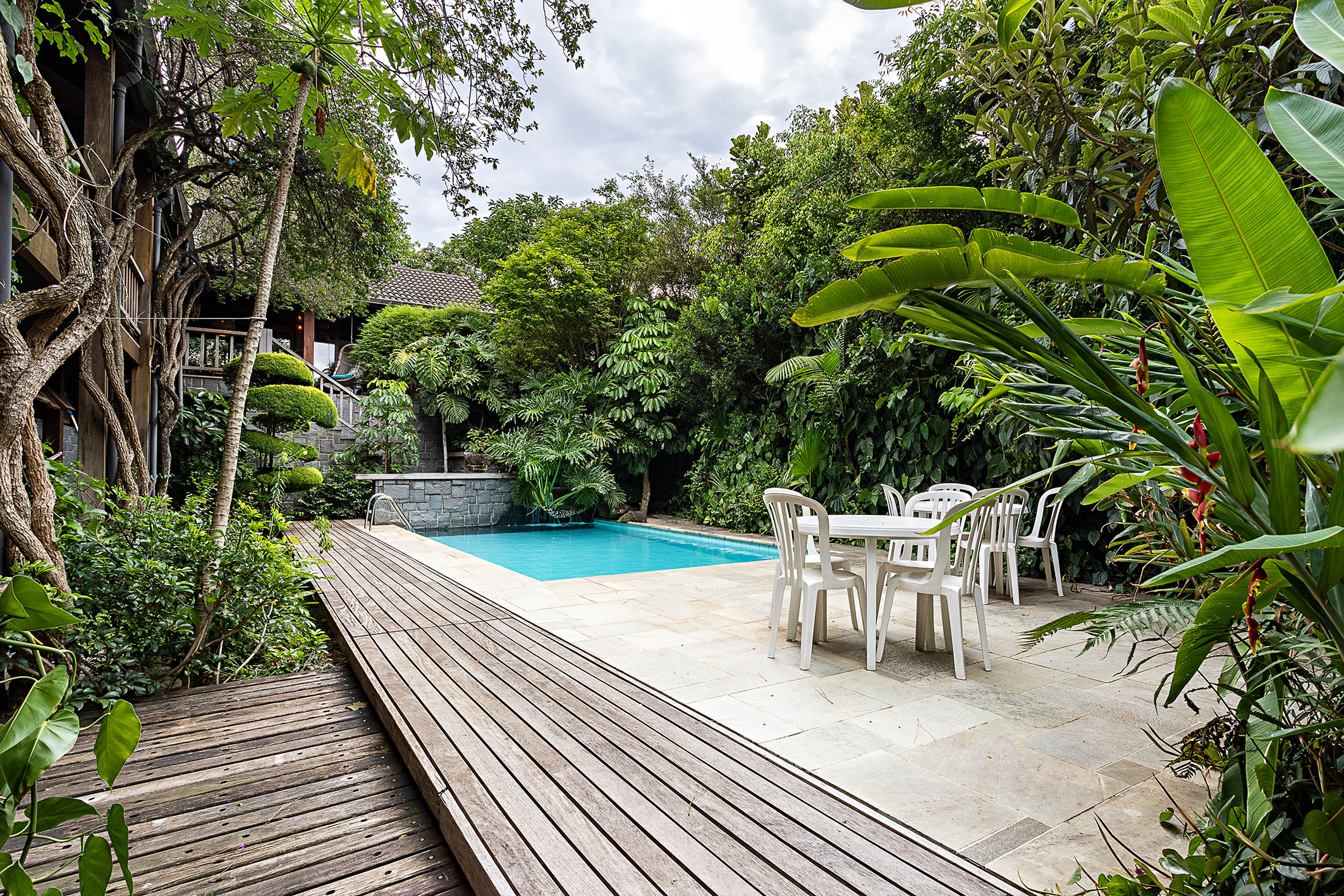 Technology, sophistication, and full leisure in a mansion with integrated design