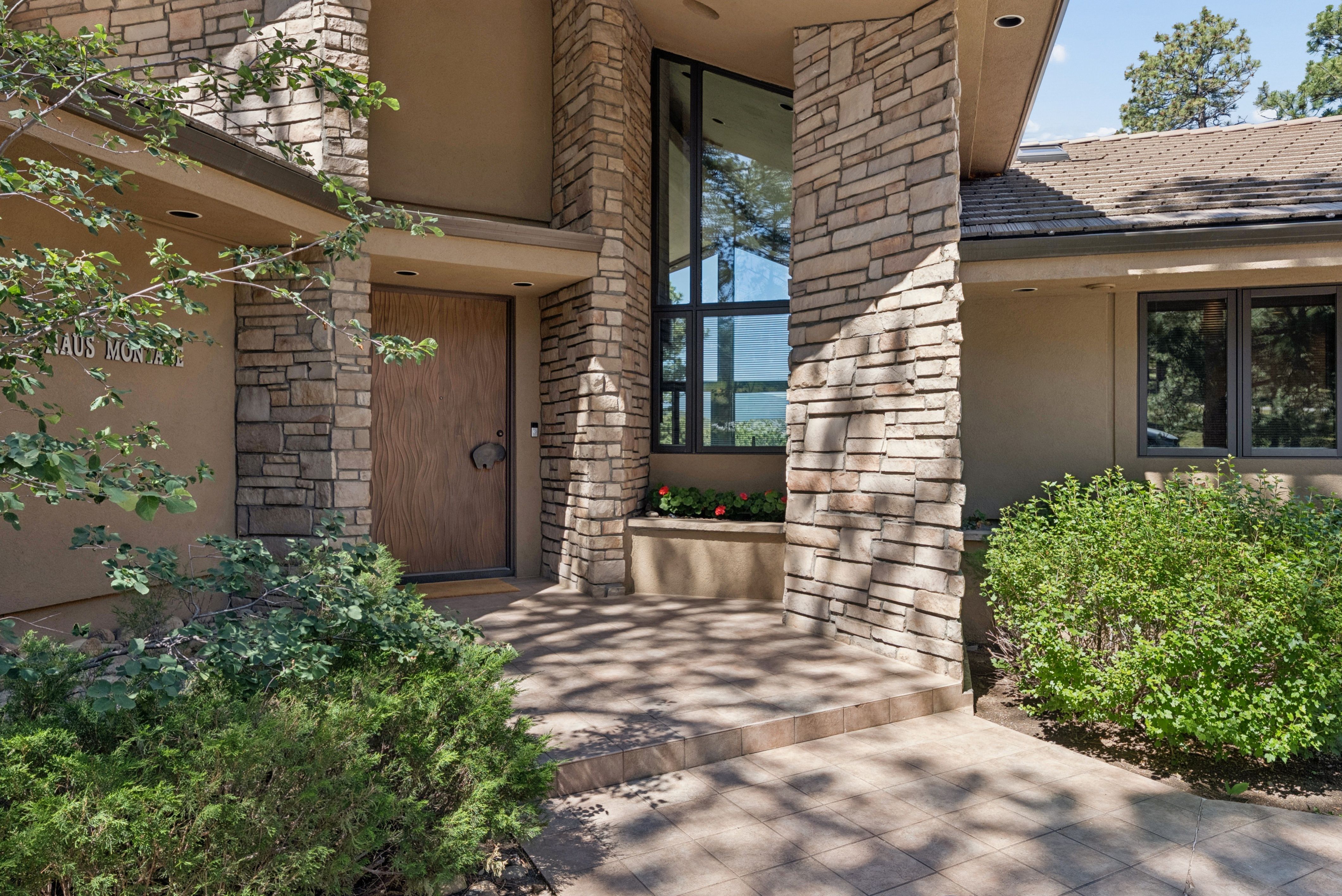  Custom Built on Over Five Acres - 物件實景