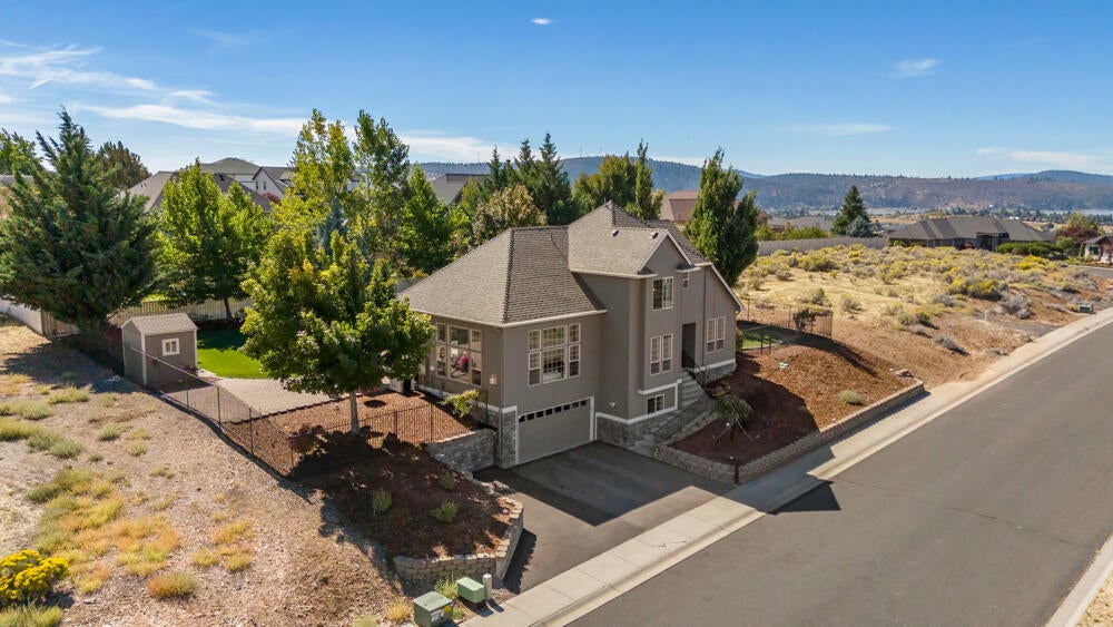 Klamath Falls, Oregon, 97601, United States, 3 Bedrooms Bedrooms, ,3 BathroomsBathrooms,Residential,For Sale,1848515