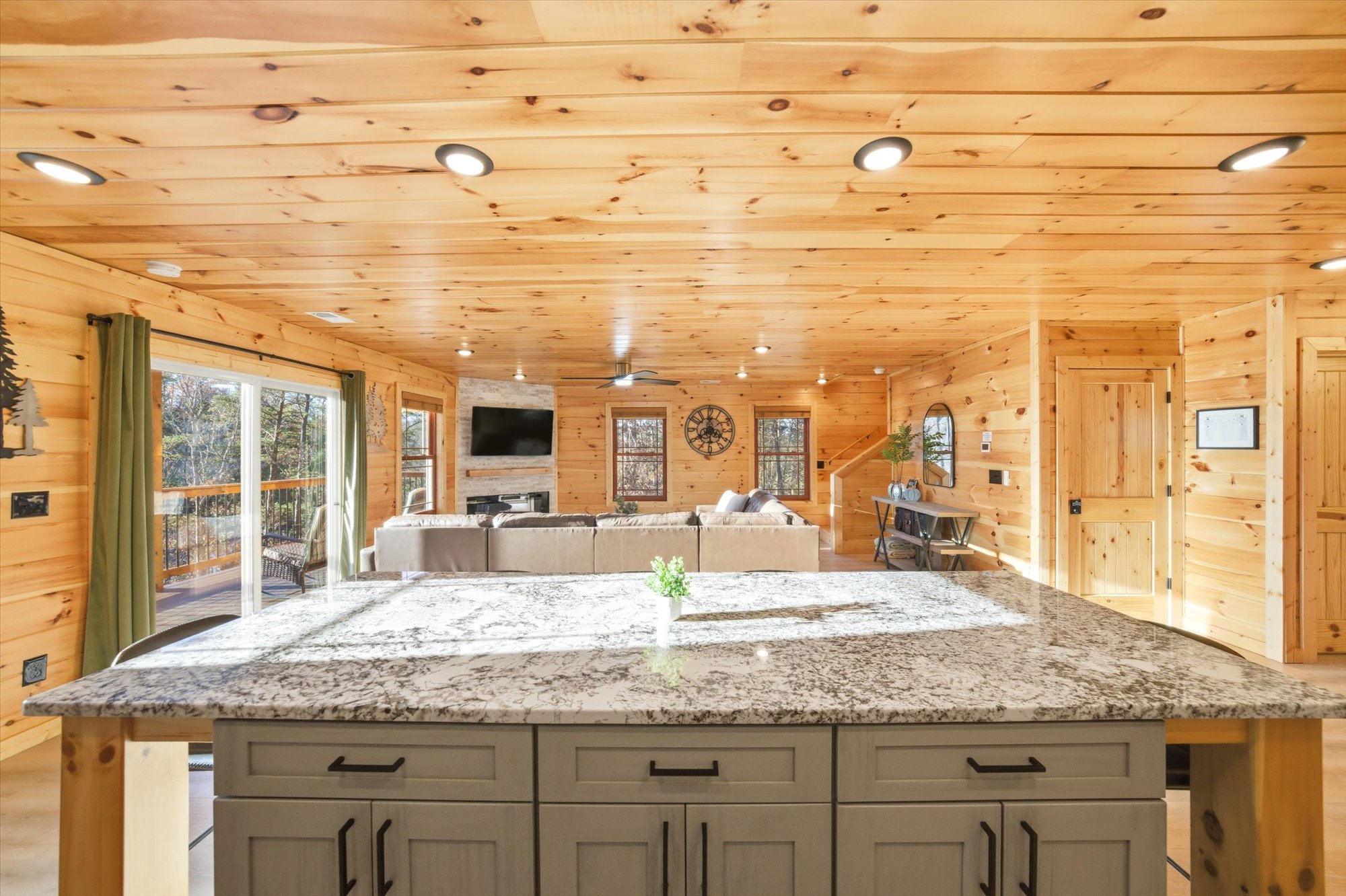 Sevierville, Tennessee, 37862, United States, 2 Bedrooms Bedrooms, ,2 BathroomsBathrooms,Residential,For Sale,1992770