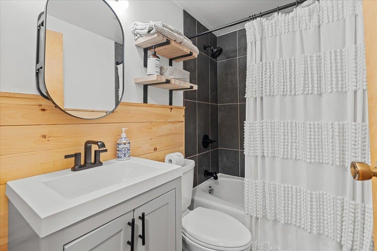 Stowe, Vermont, 05672, United States, 3 Bedrooms Bedrooms, ,2 BathroomsBathrooms,Residential,For Sale,1901768