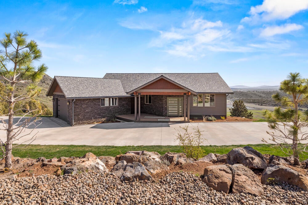 Klamath Falls, Oregon, 97601, United States, 3 Bedrooms Bedrooms, ,4 BathroomsBathrooms,Residential,For Sale,1794380