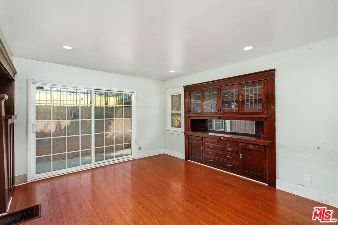 Los Angeles, California, 90043, United States, 3 Bedrooms Bedrooms, ,3 BathroomsBathrooms,Residential,For Sale,1818072